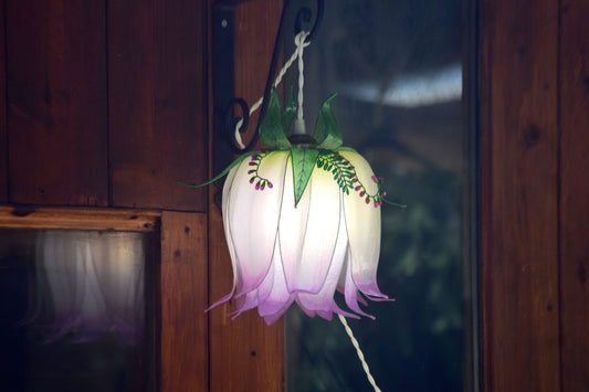 Lampada da muro forma di bocciolo di fiore bianco viola in resina dipinta a mano
