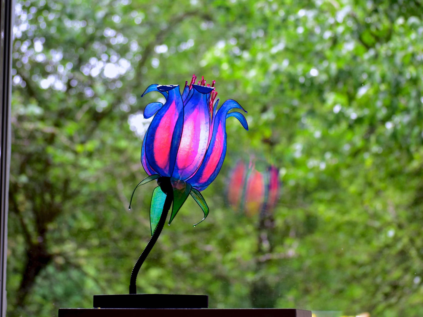lampada da tavolo a forma di fiore fiabesco fatta dipinta a mano in resina