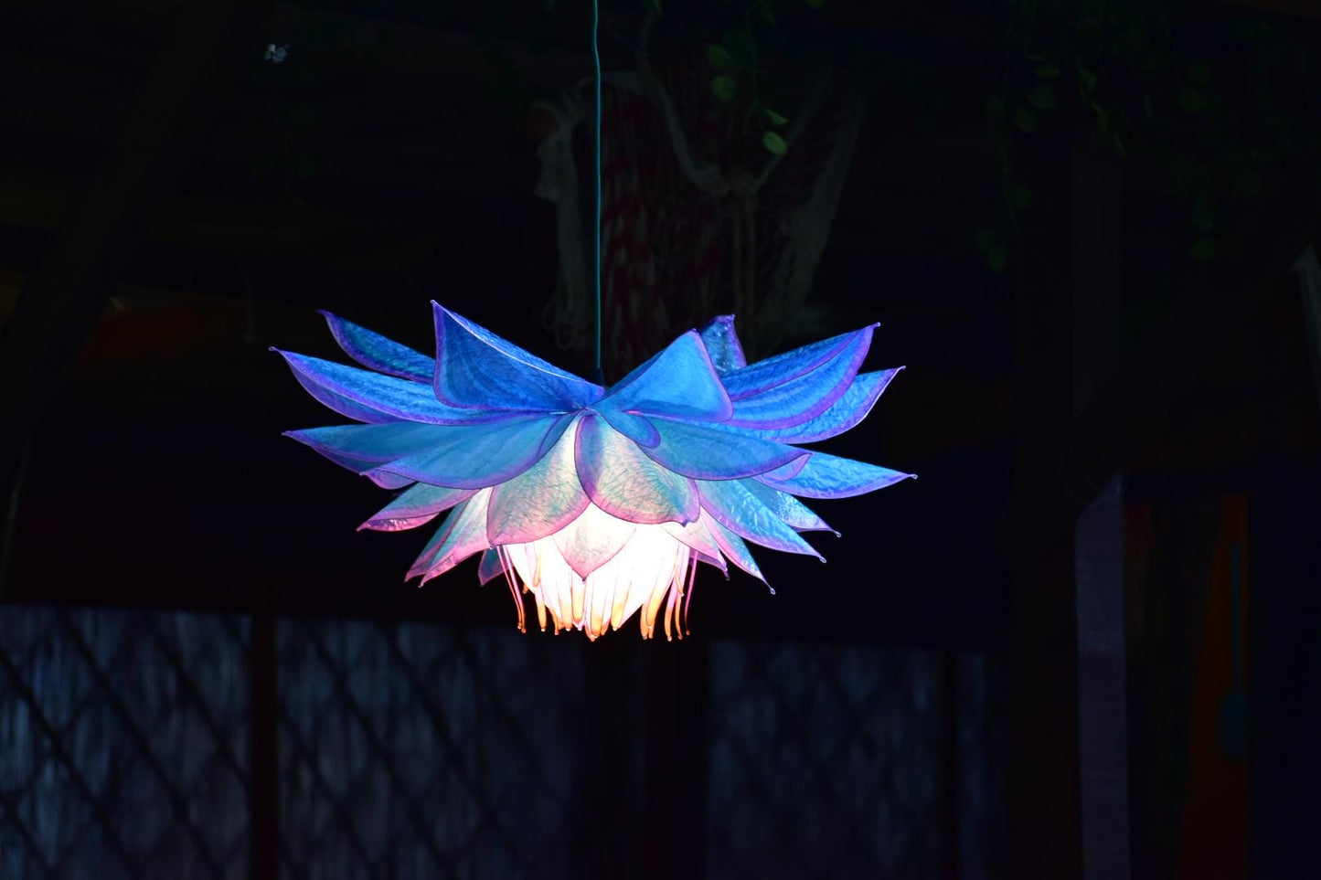 lampadario blu: paralume fiore in resina fatto e dipinto a mano