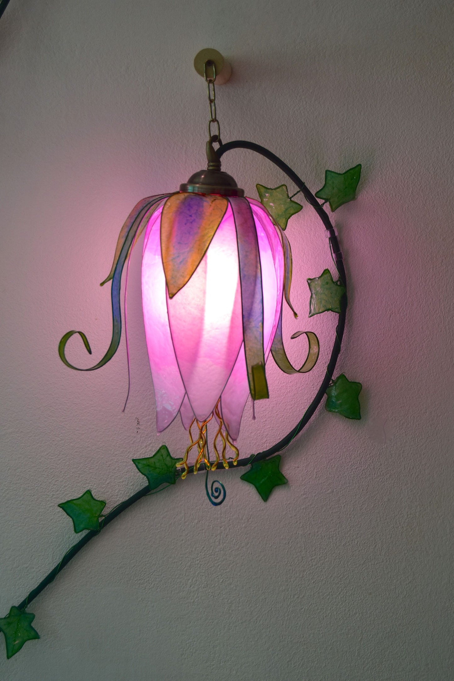 lampada da parete a 3 luci: boccioli luminosi di fiori rosa rampicanti