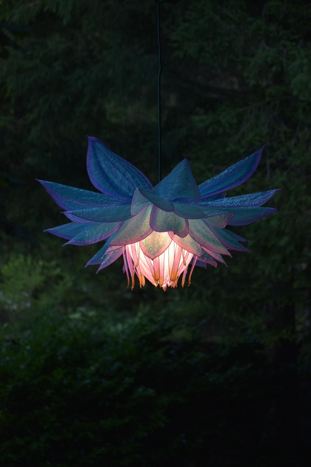 lampadario blu: paralume fiore in resina fatto e dipinto a mano