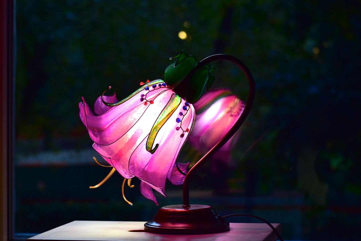 lampada da tavolo a forma di fiore rosa in resina fatta e dipinta a mano