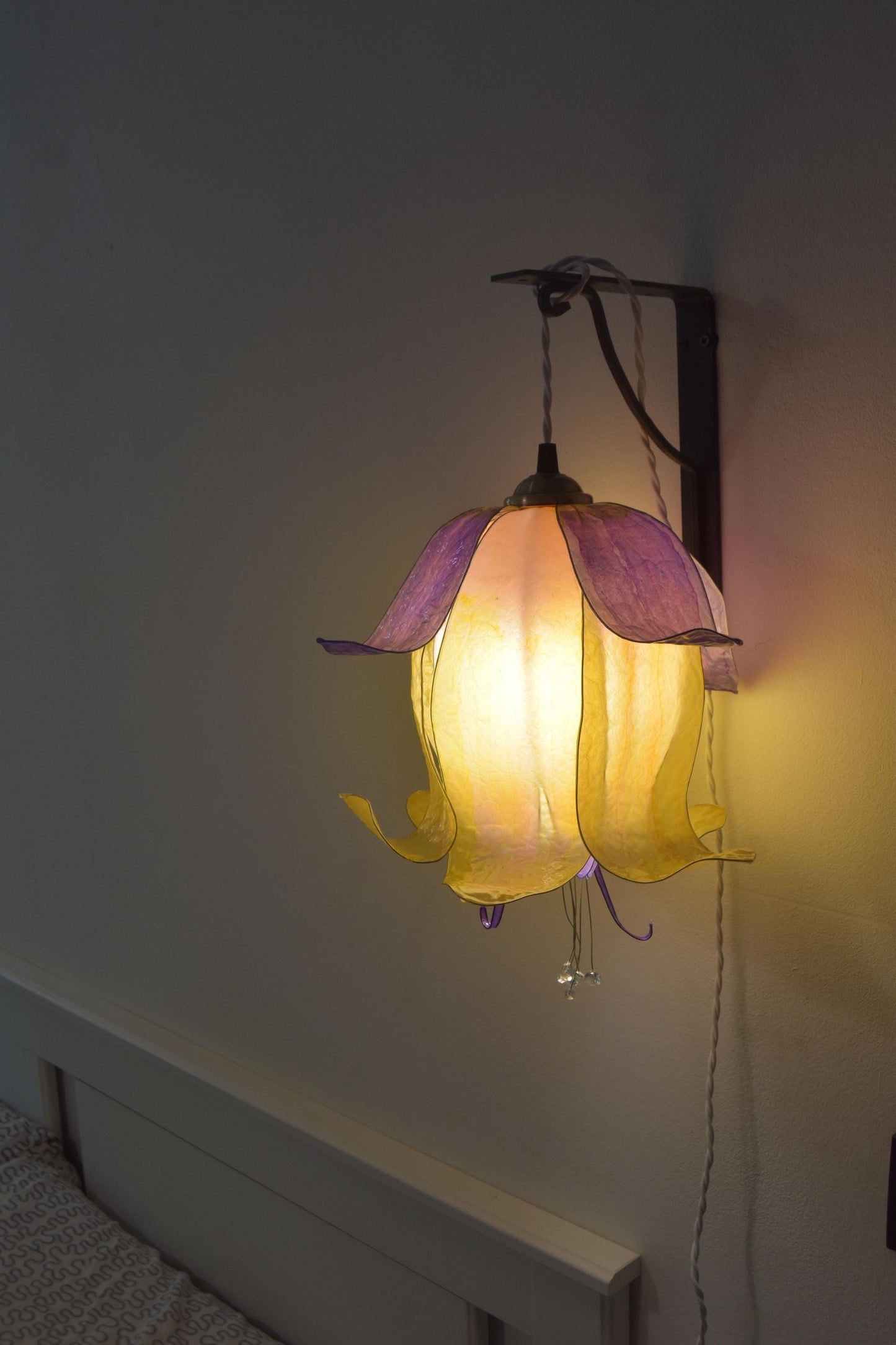 lampada da muro bocciolo di fiore giallo e viola in resina