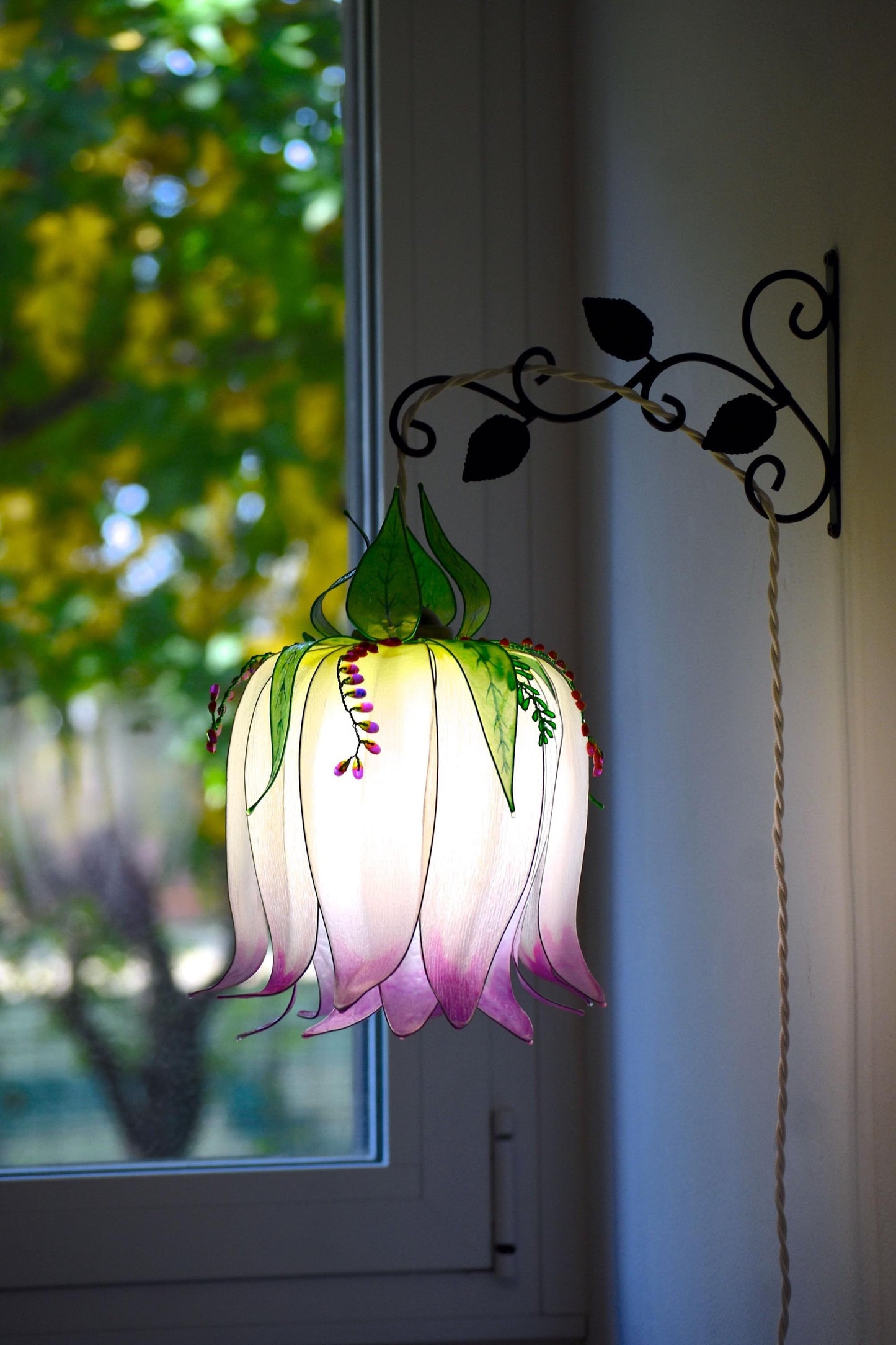 Lampada da muro forma di bocciolo di fiore bianco viola in resina dipinta a mano