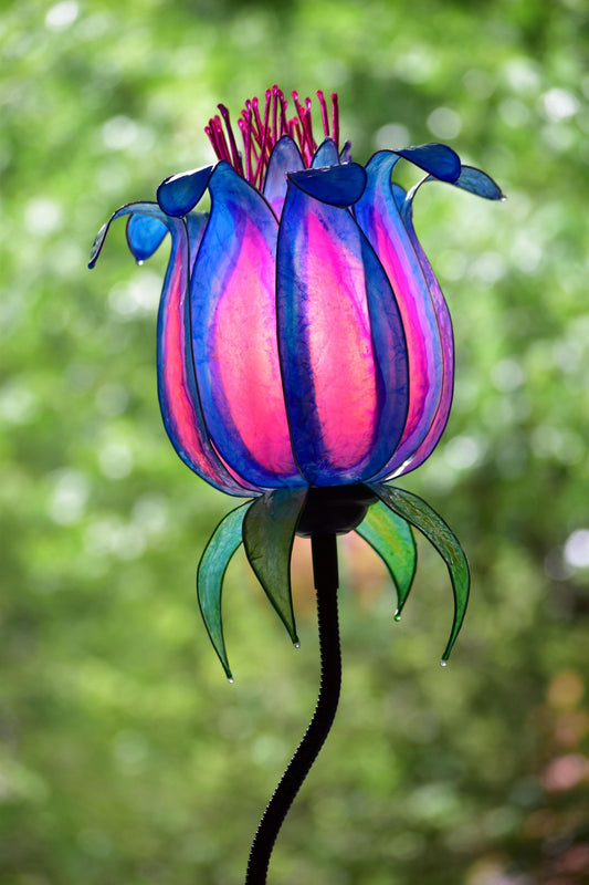 lampada da tavolo a forma di fiore fiabesco fatta dipinta a mano in resina