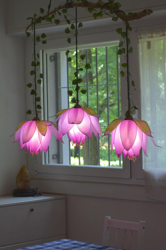lampada sospensione 3 luci in resina a forma fiore rosa per ambiente romantico