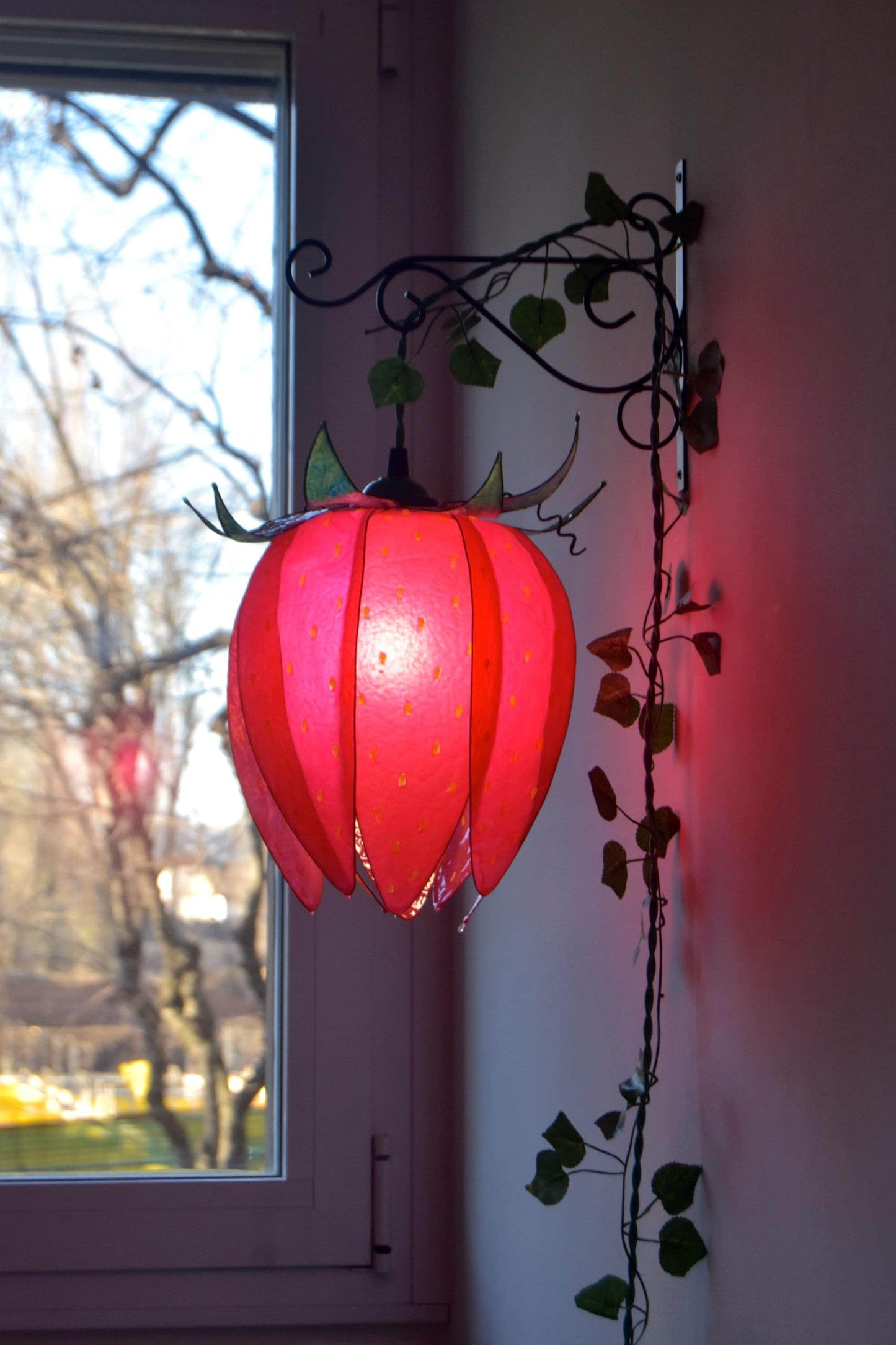 Lampada da appendere forma di fragola per stanza infantile ispirata alla natura