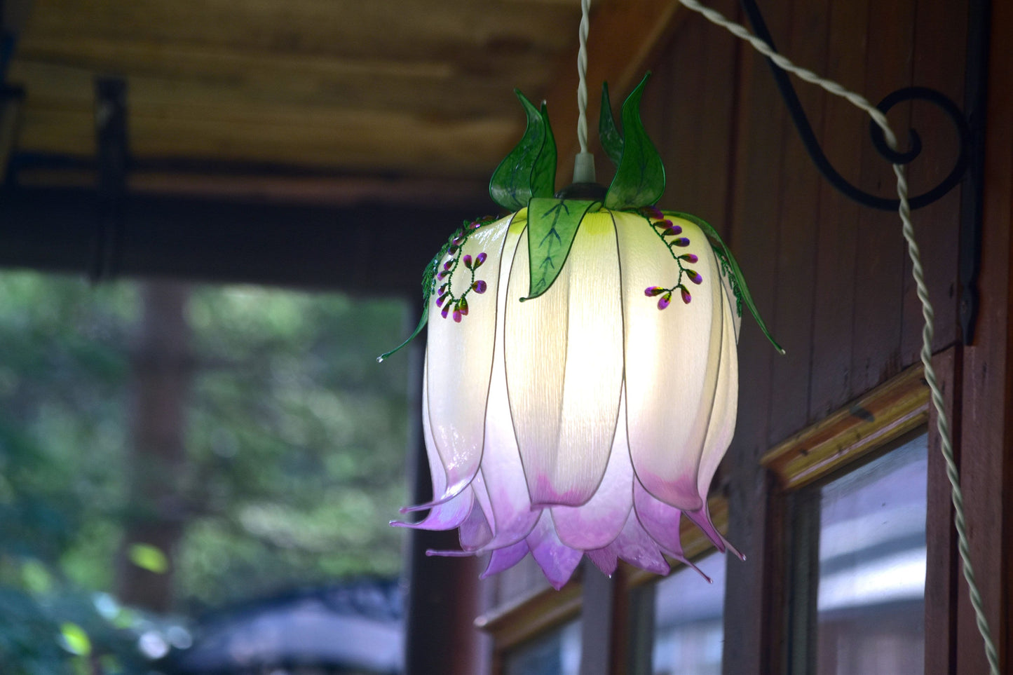 Lampada da muro forma di bocciolo di fiore bianco viola in resina dipinta a mano