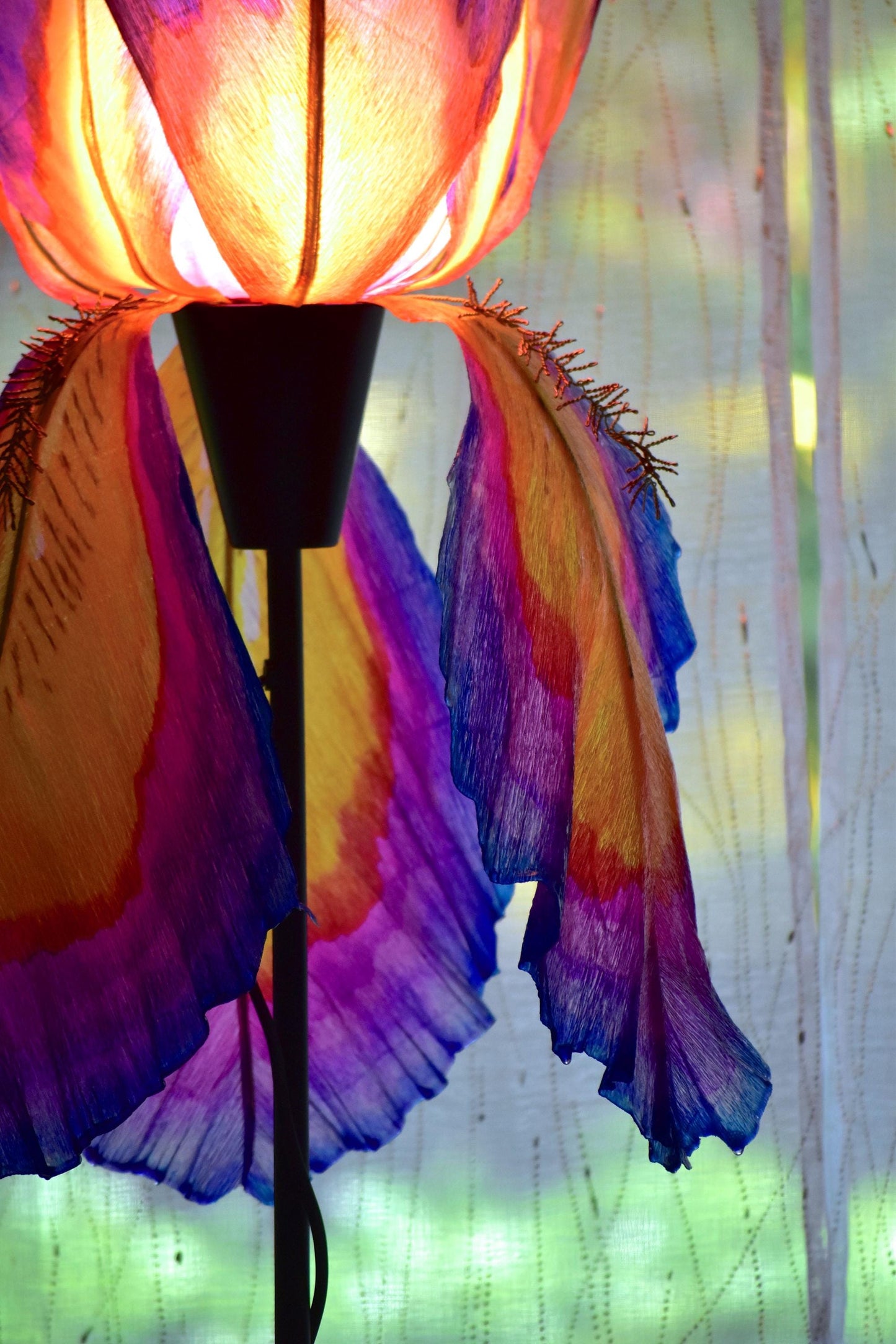 lampada da terra paralume fatto dipinto a mano forma di iris arancio viola in resina