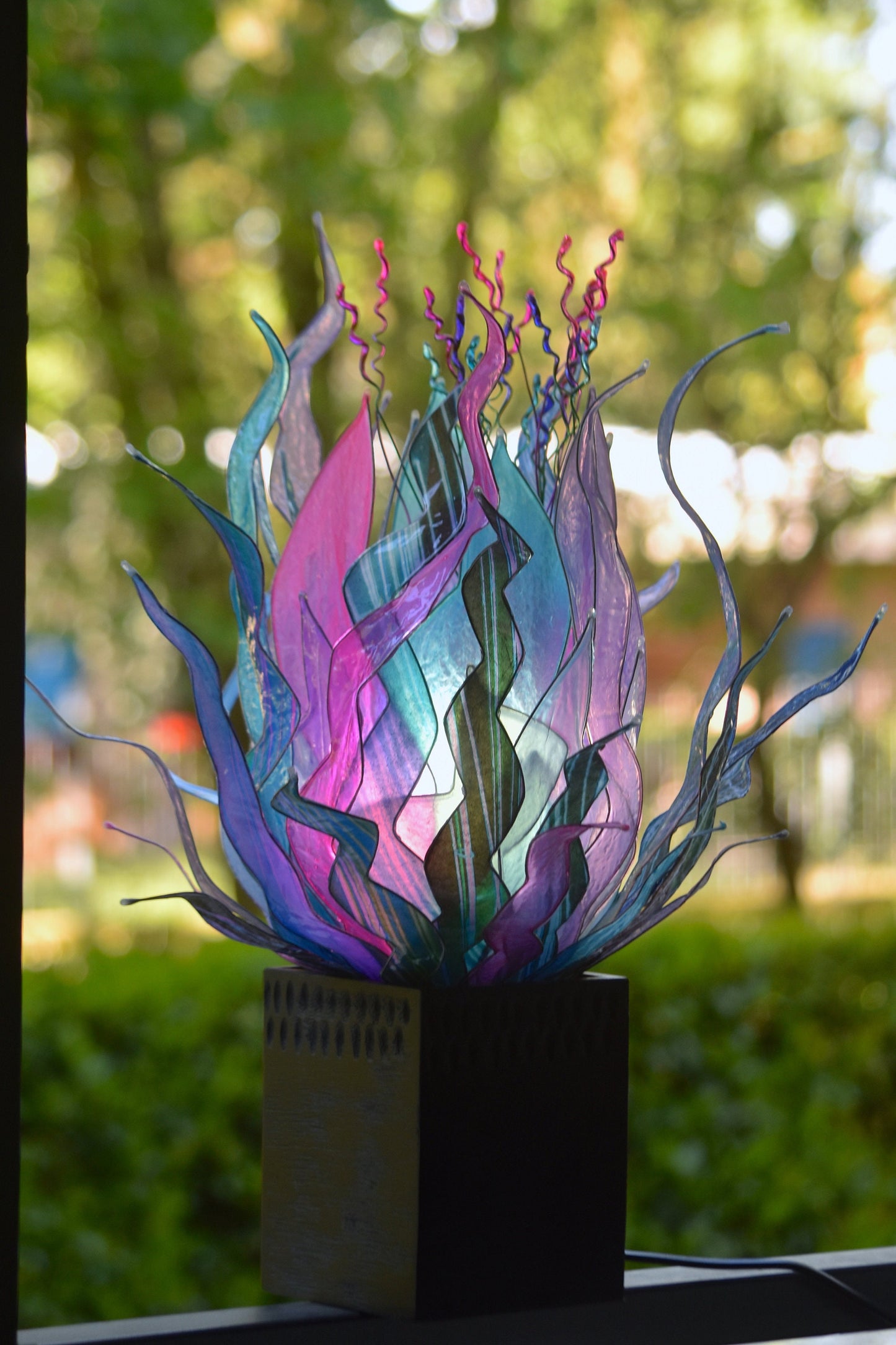 lampada da tavolo moderna fatta a mano in resina con forme colori di piante marine