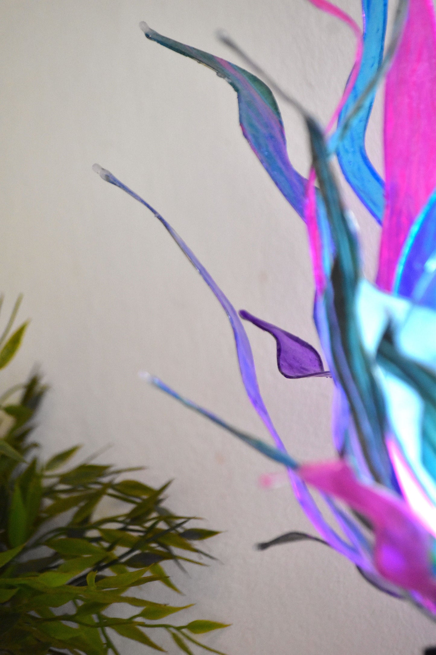 lampada da tavolo moderna fatta a mano in resina con forme colori di piante marine