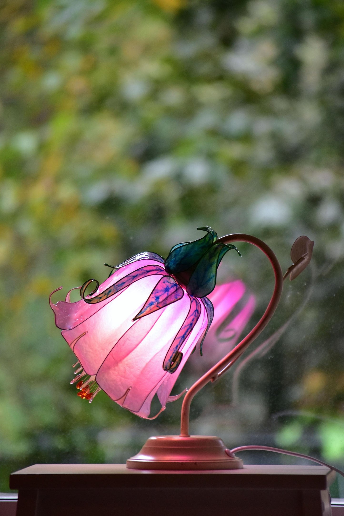 lampada da tavolo a forma di fiore rosa in resina fatta e dipinta a mano