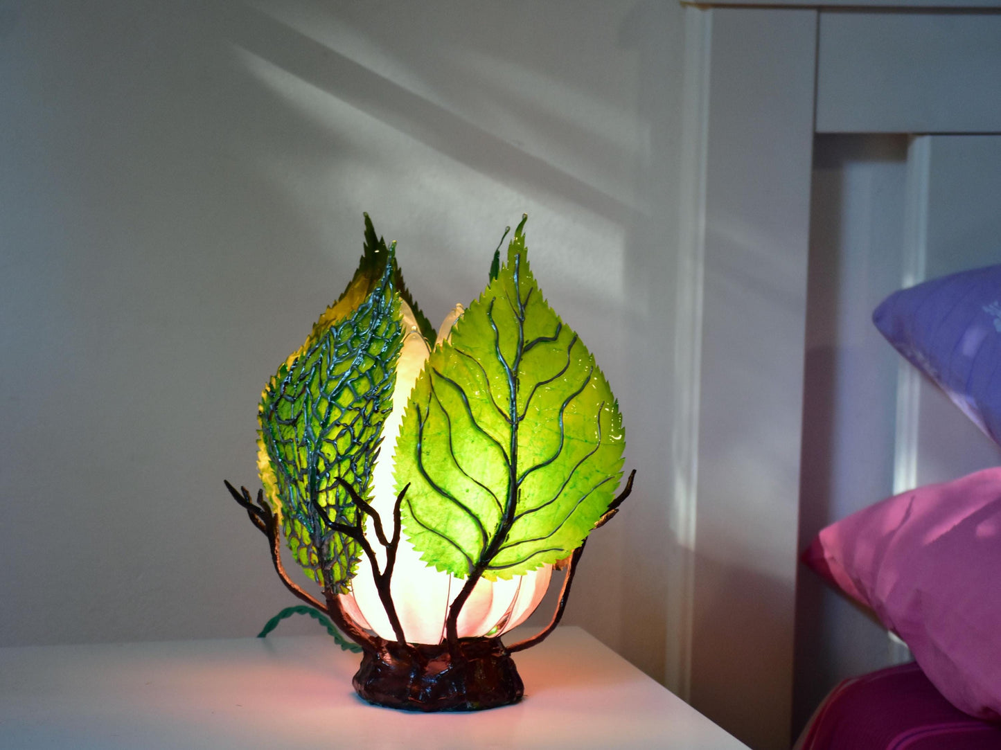 Lampada da tavolo con foglie verdi grandi in resina