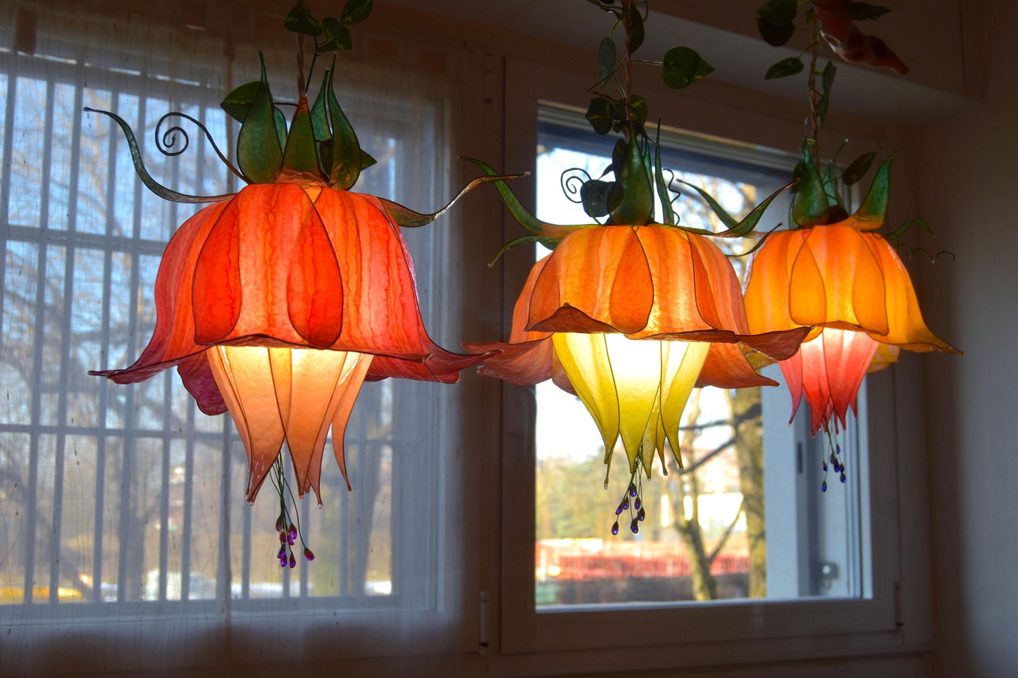 lampada sospensione 3 luci a forma di fiori in resina stile floreale fiabesco