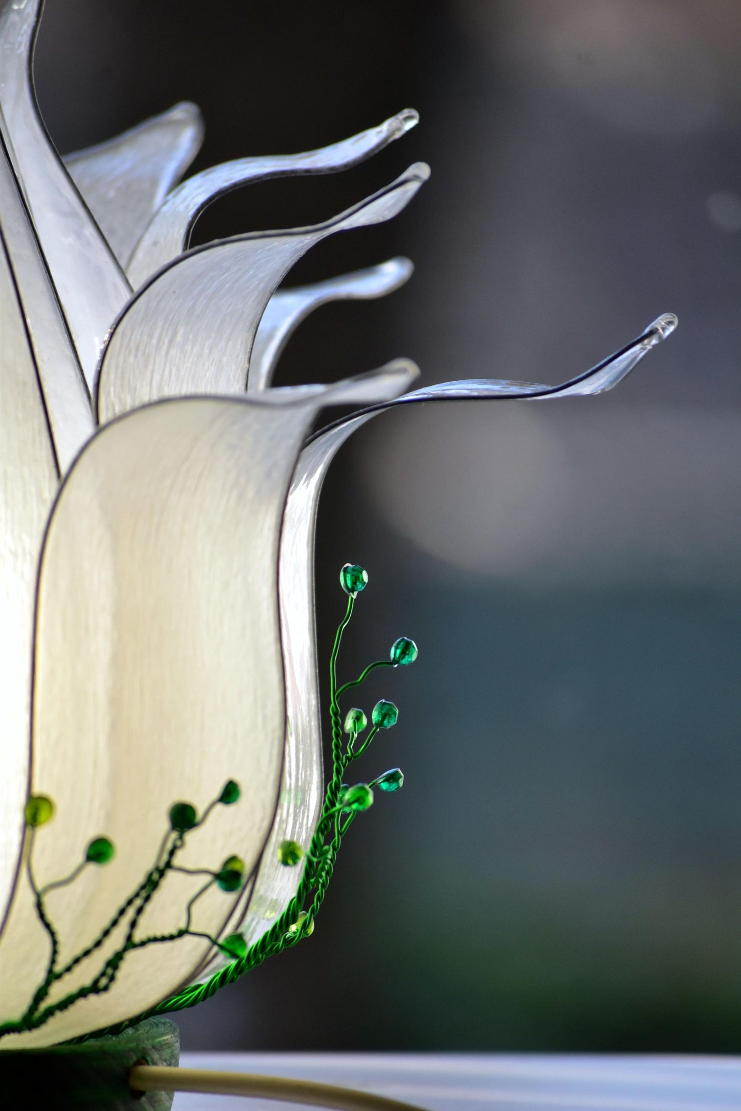 lampada da tavolo a forma di fiore di loto bianco fatta a mano