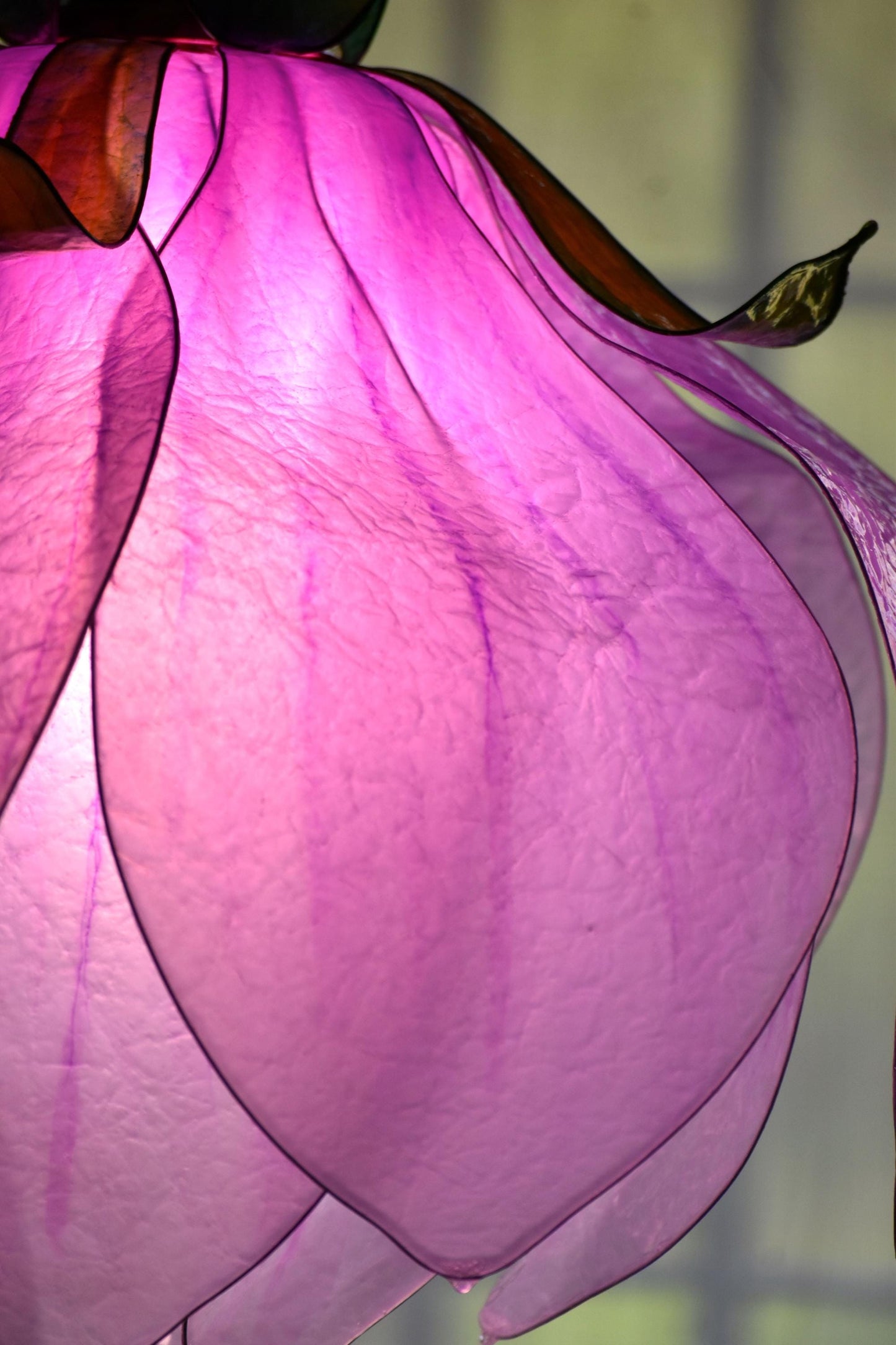 Lampadario rosa fatto e dipinto a mano a forma di fiore di magnolia