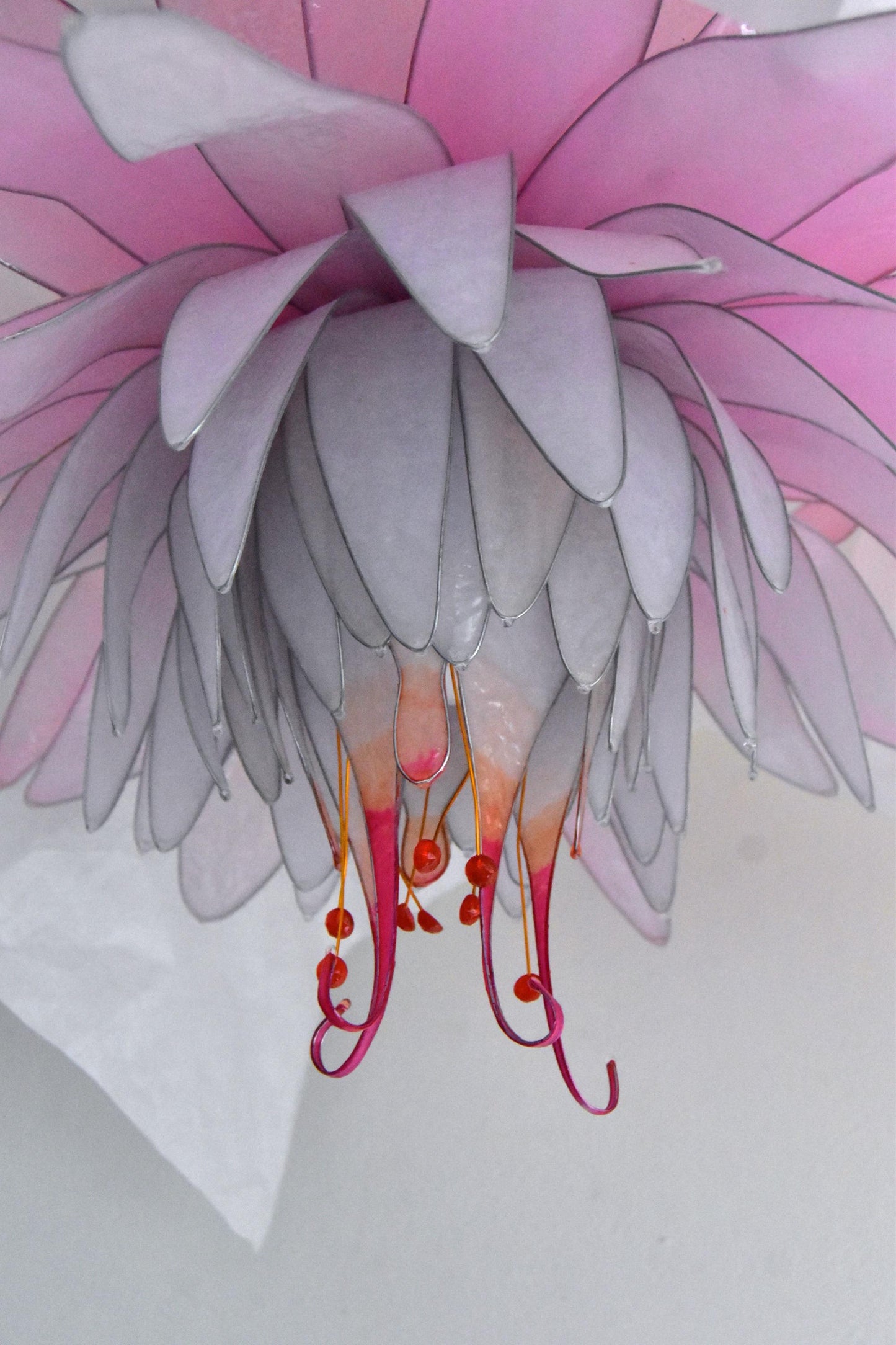 Lampada a sospensione a forma di fiore rosa tenue e bianco in resina
