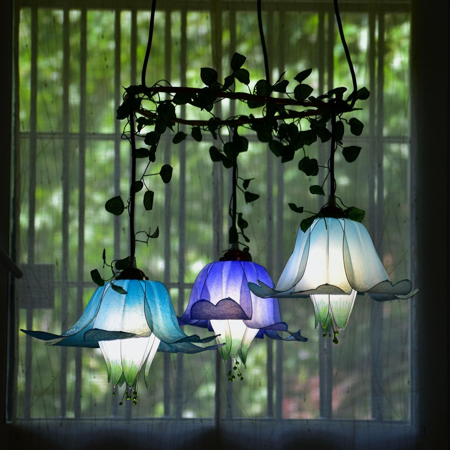 lampada a sospensione a 3 luci floreali blu e bianco per ambiente romantico e fiabesco