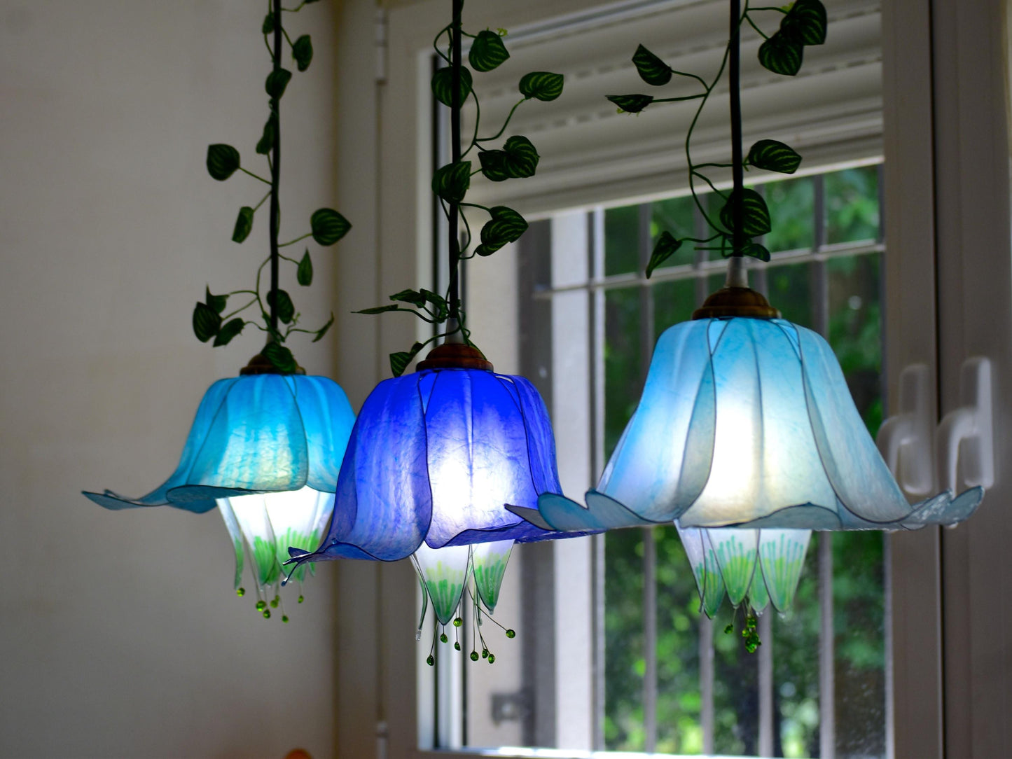 lampada a sospensione a 3 luci floreali blu e bianco per ambiente romantico e fiabesco