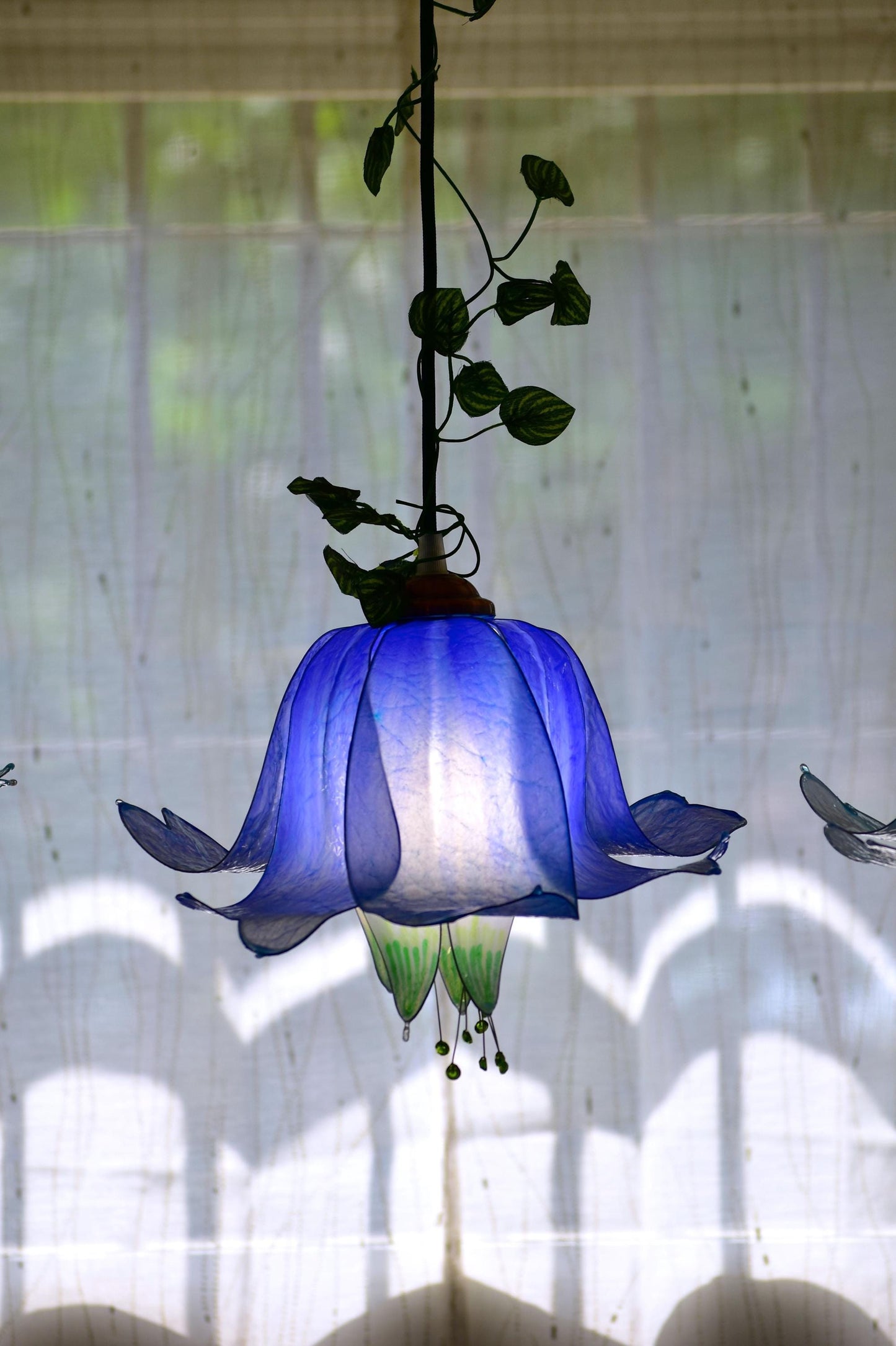lampada a sospensione a 3 luci floreali blu e bianco per ambiente romantico e fiabesco