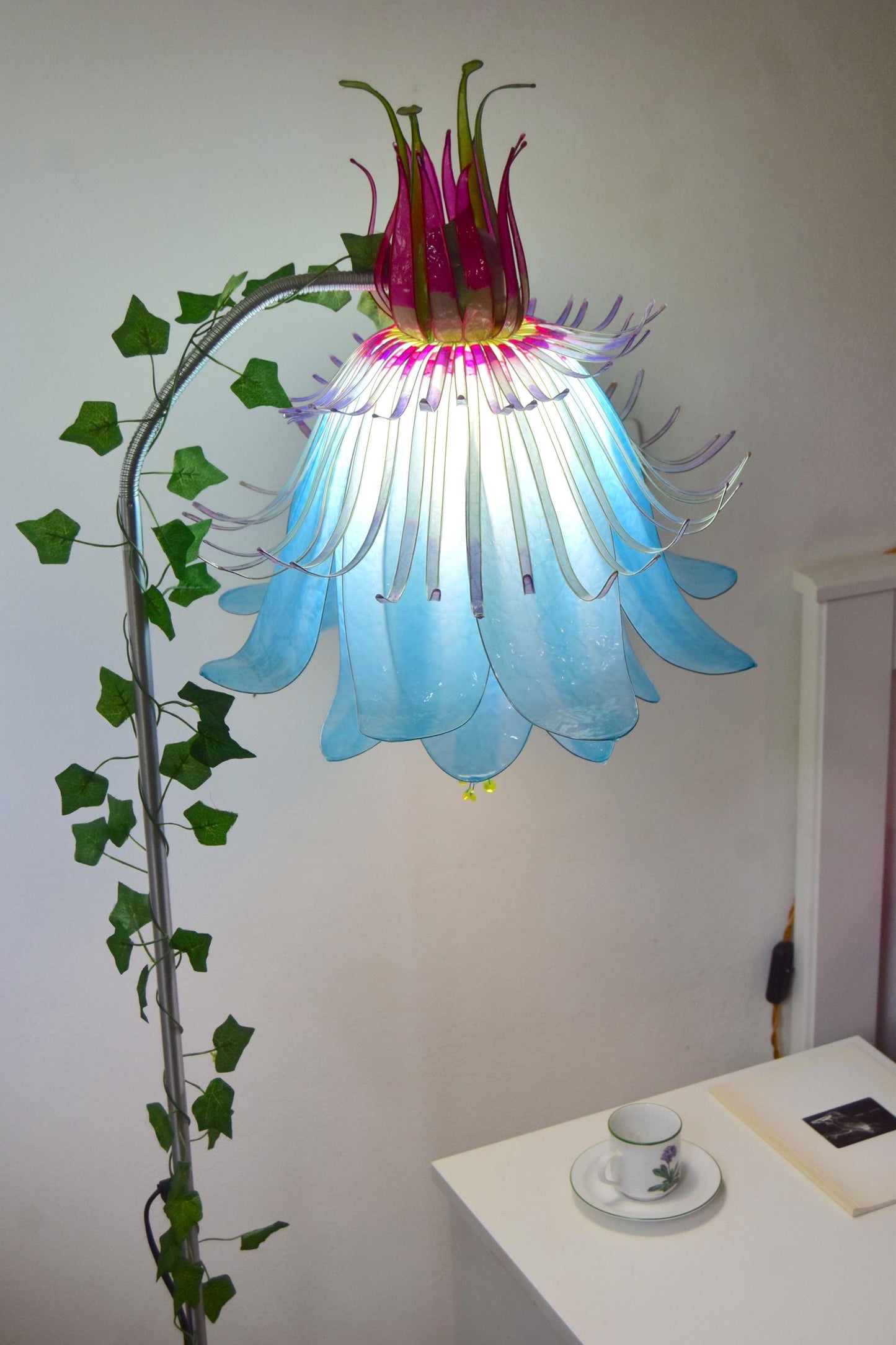 Lampada da lettura orientabile con paralume fiore di passiflora in resina