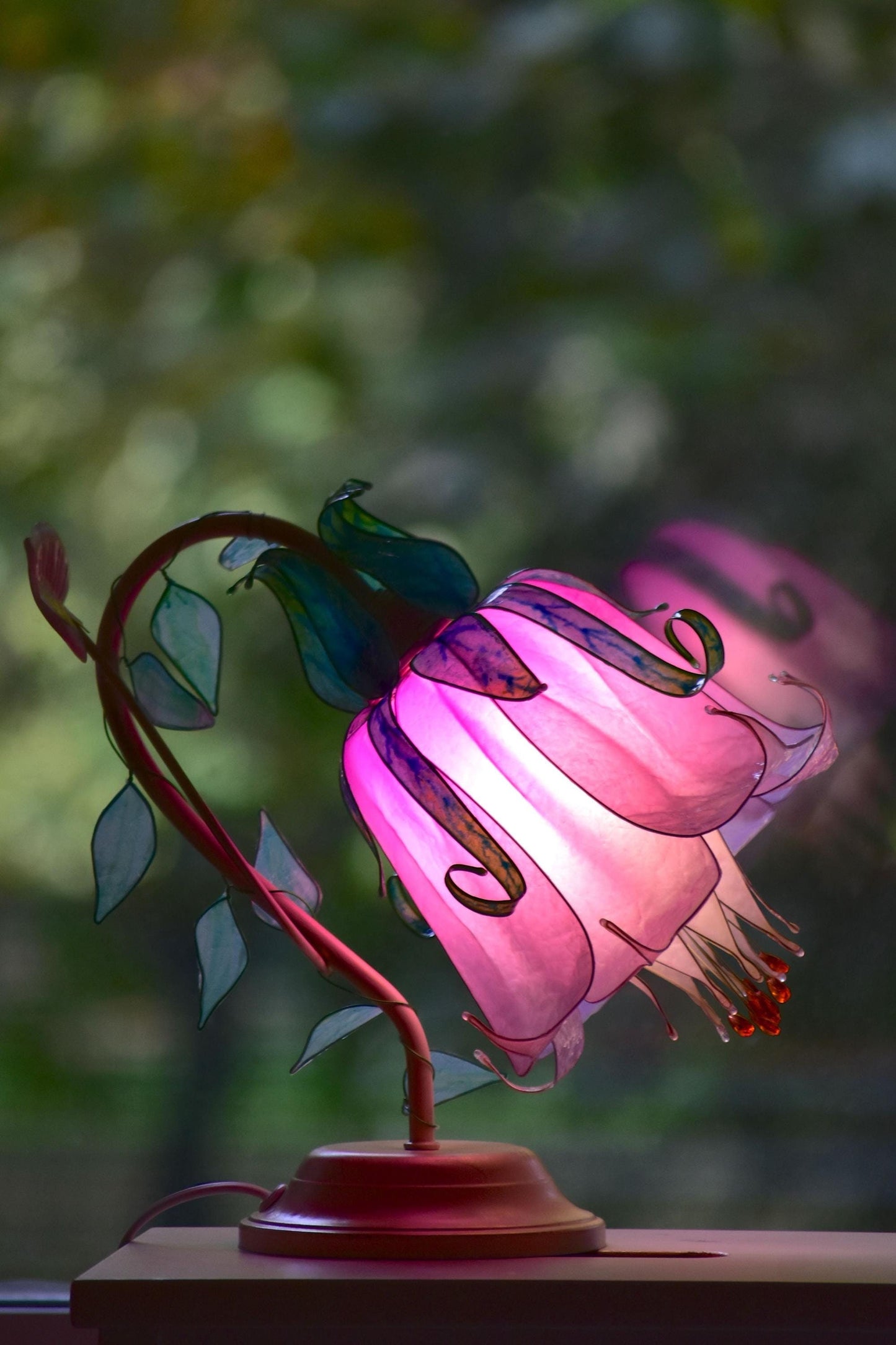 lampada da tavolo a forma di fiore rosa in resina fatta e dipinta a mano