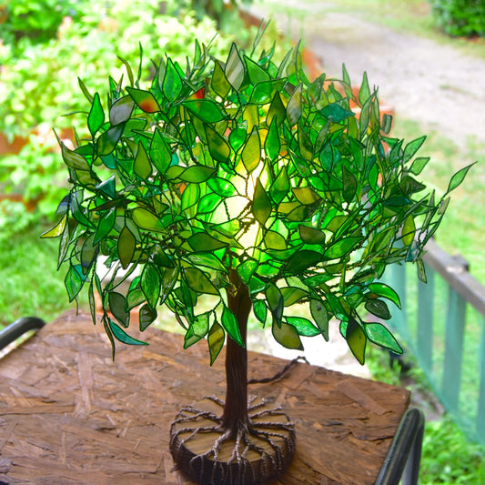 Lampada a forma di albero verde fatta a mano in resina pezzo unico
