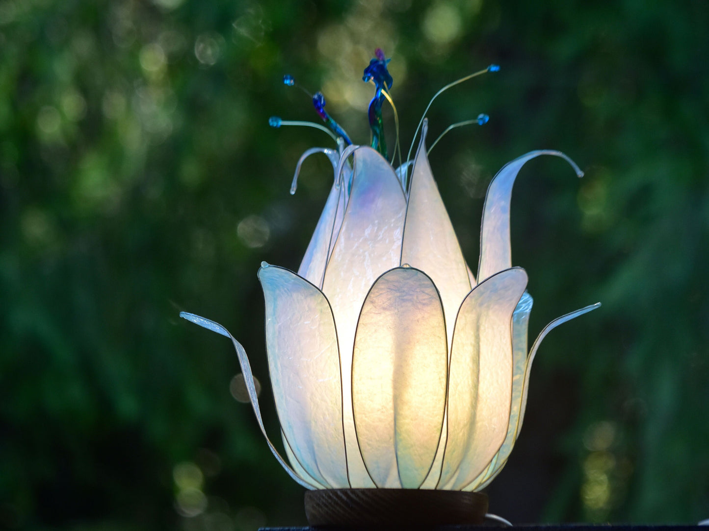 Lampada da tavolo a forma di fiore di loto azzurro e bianco