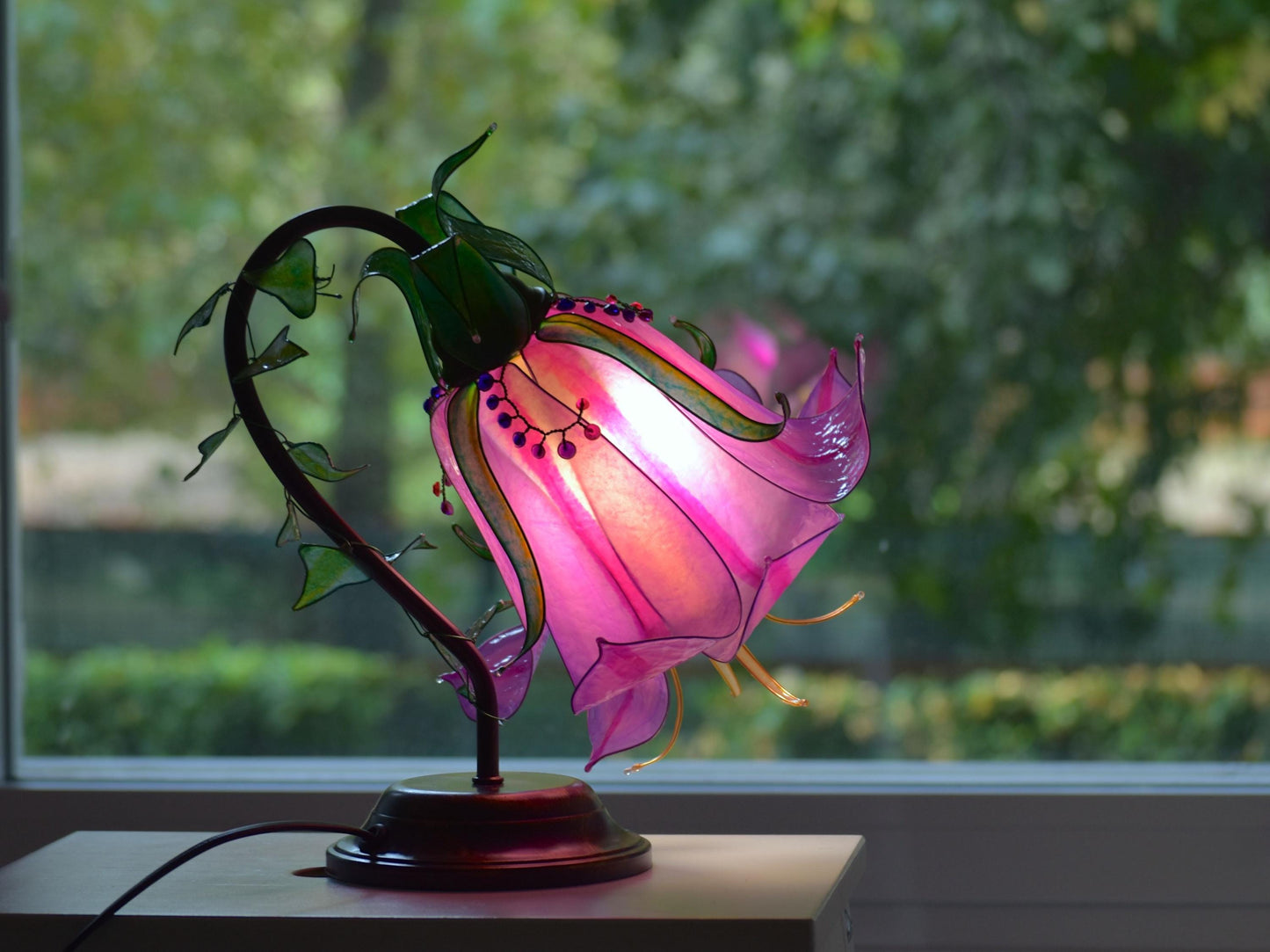 lampada da tavolo a forma di fiore rosa in resina fatta e dipinta a mano