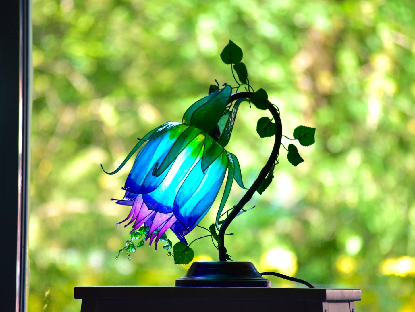 lampada da tavolo a forma di fiore blu fatta a mano in resina