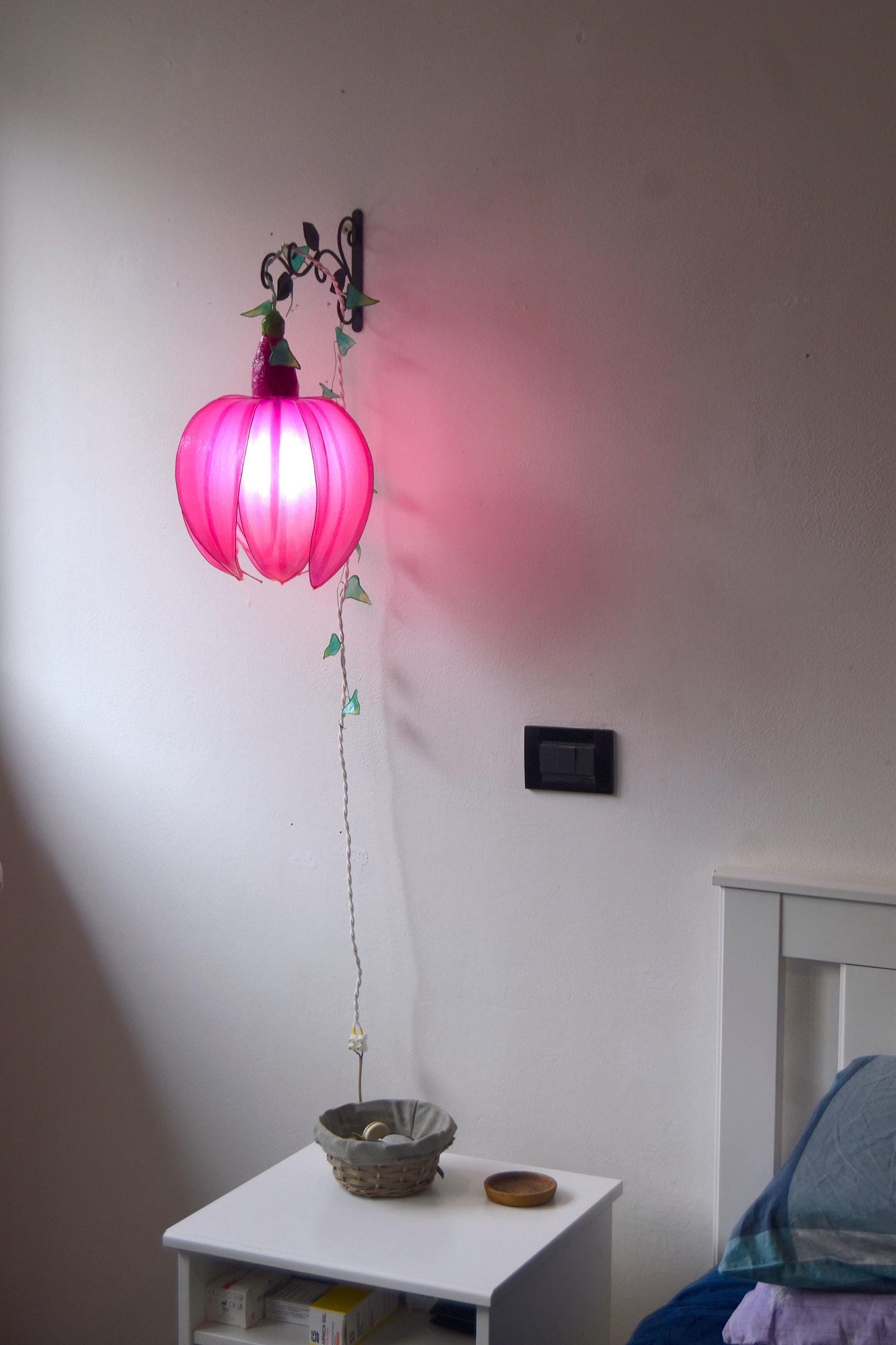 lampada da muro a forma di bocciolo di fiore rosa fucsia