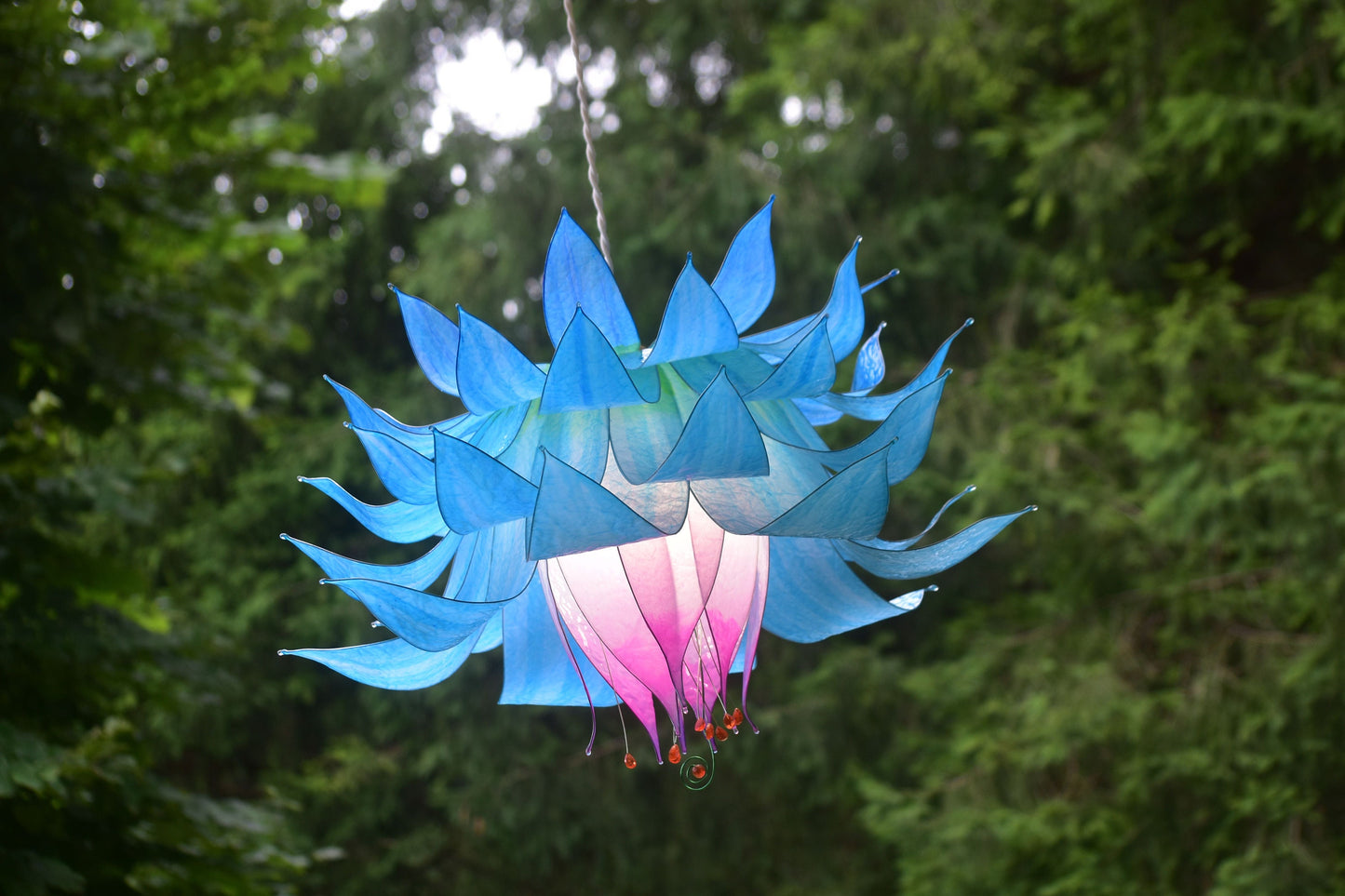 lampada a sospensione: fiore blu e rosa in resina pezzo unico fatto e dipinto a mano