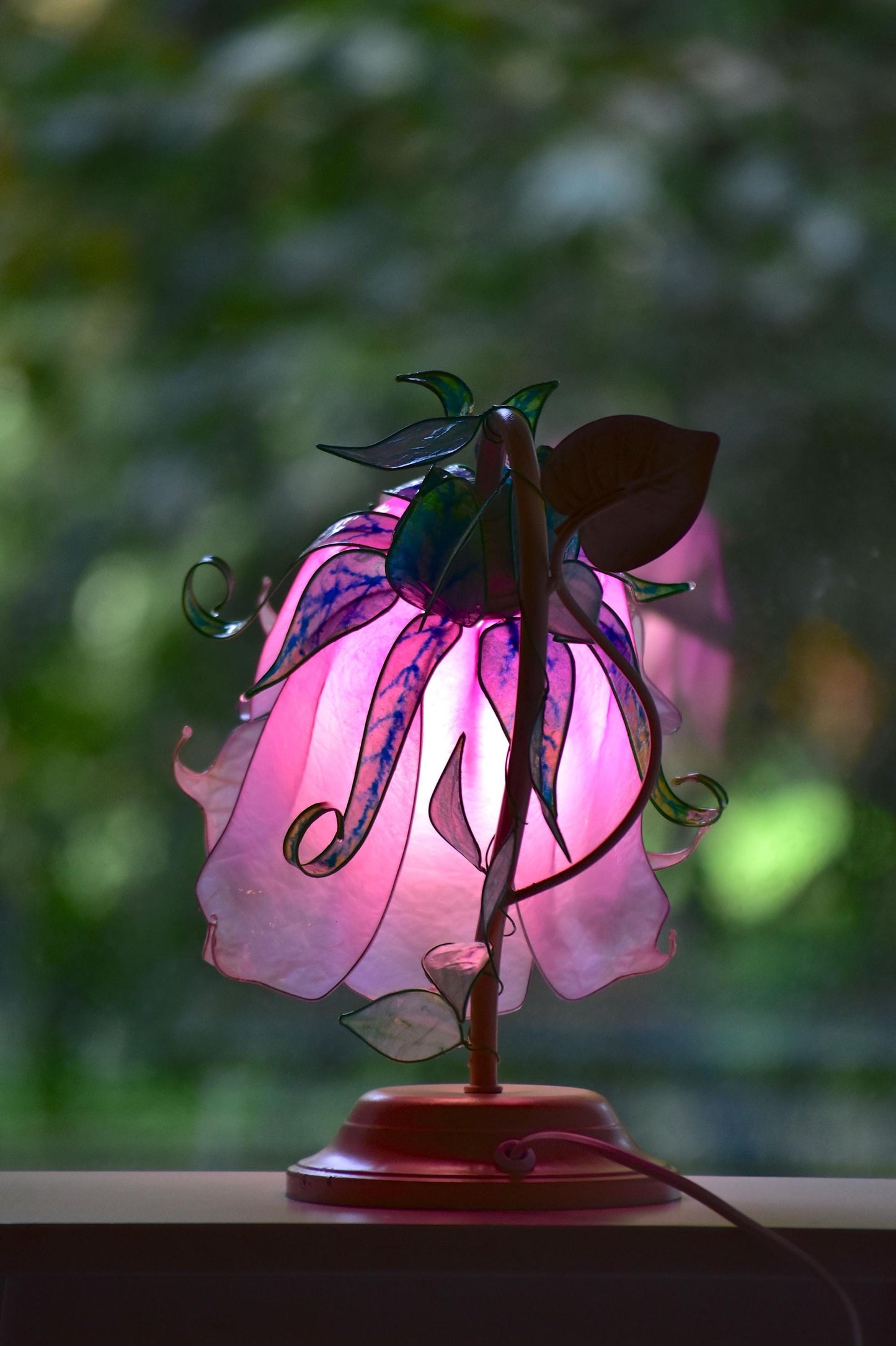 lampada da tavolo a forma di fiore rosa in resina fatta e dipinta a mano