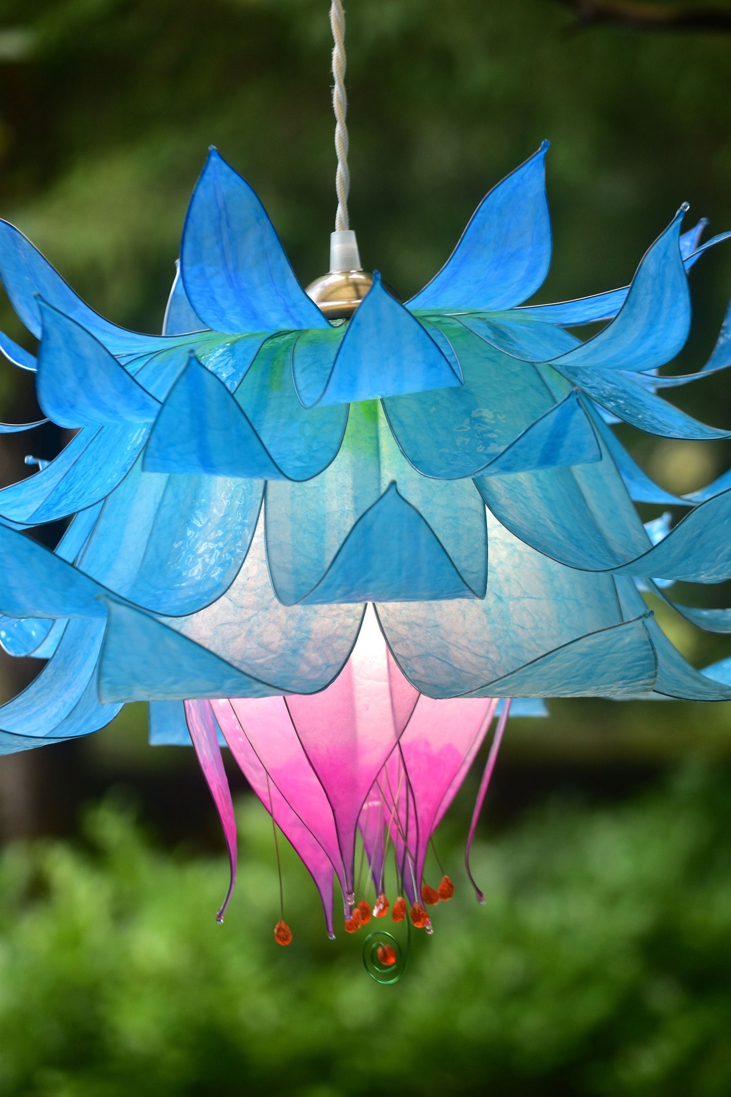 lampada a sospensione: fiore blu e rosa in resina pezzo unico fatto e dipinto a mano