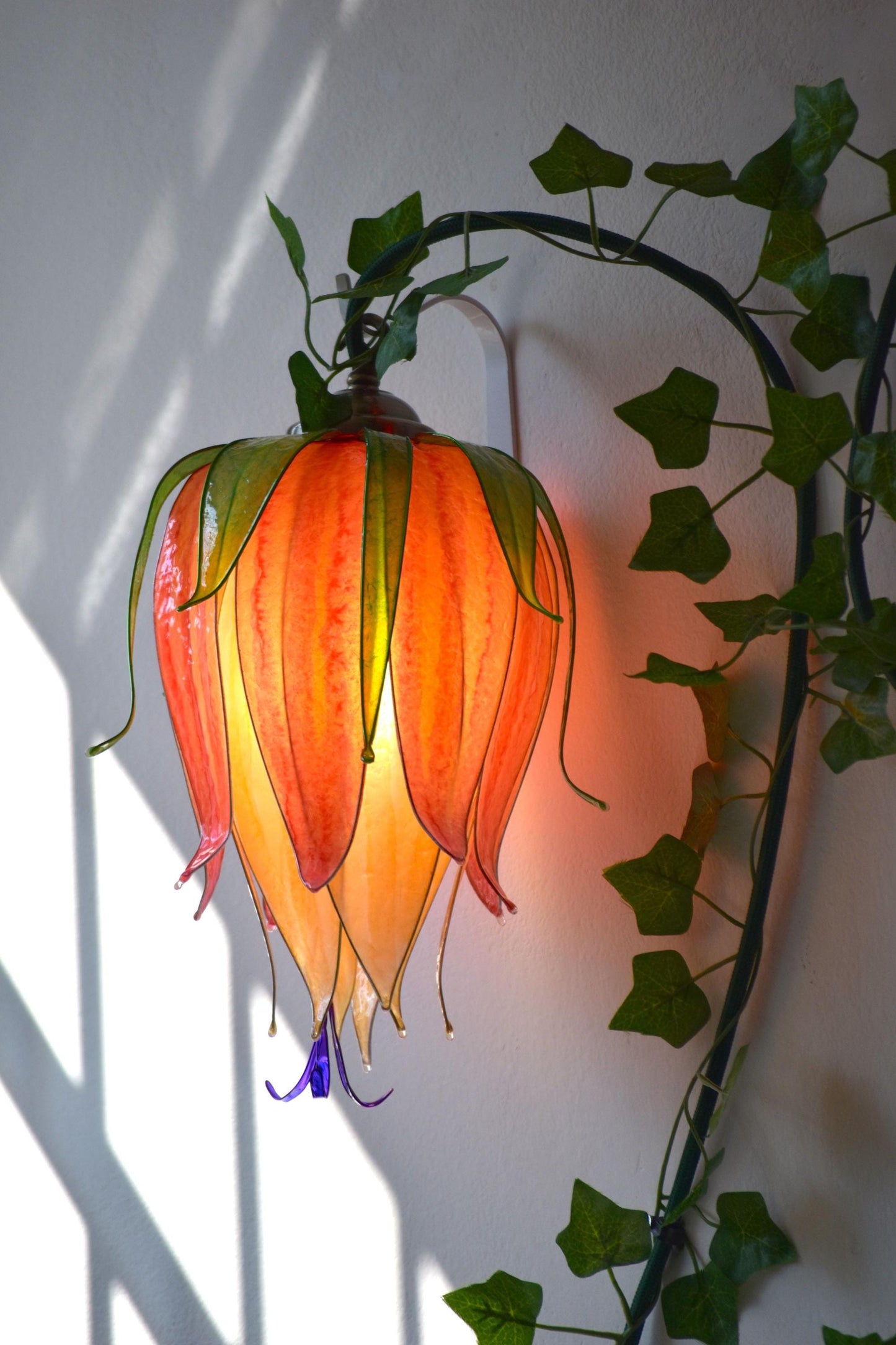 lampada da parete 3 fiori rampicanti arancioni in resina, pezzo unico fatto dipinto a mano