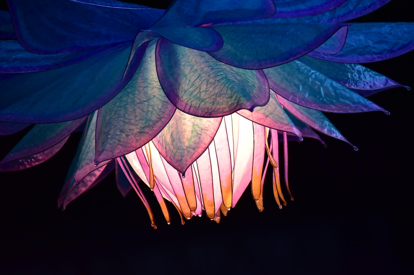 lampadario blu: paralume fiore in resina fatto e dipinto a mano