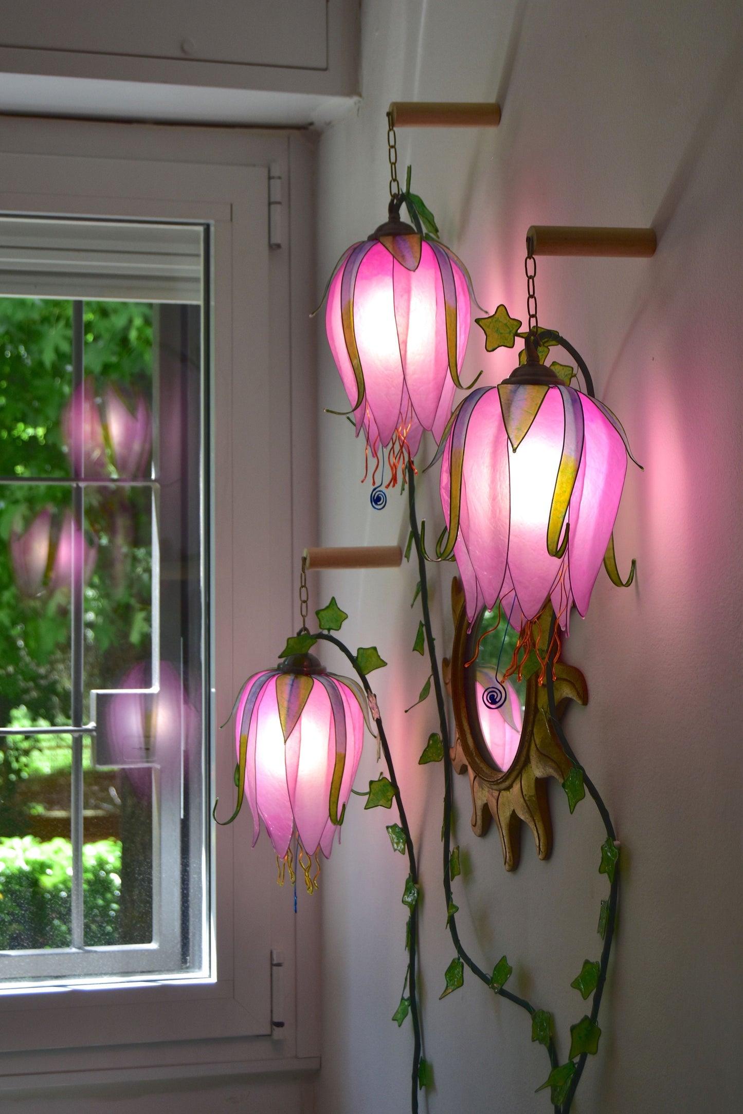 lampada da parete a 3 luci: boccioli luminosi di fiori rosa rampicanti
