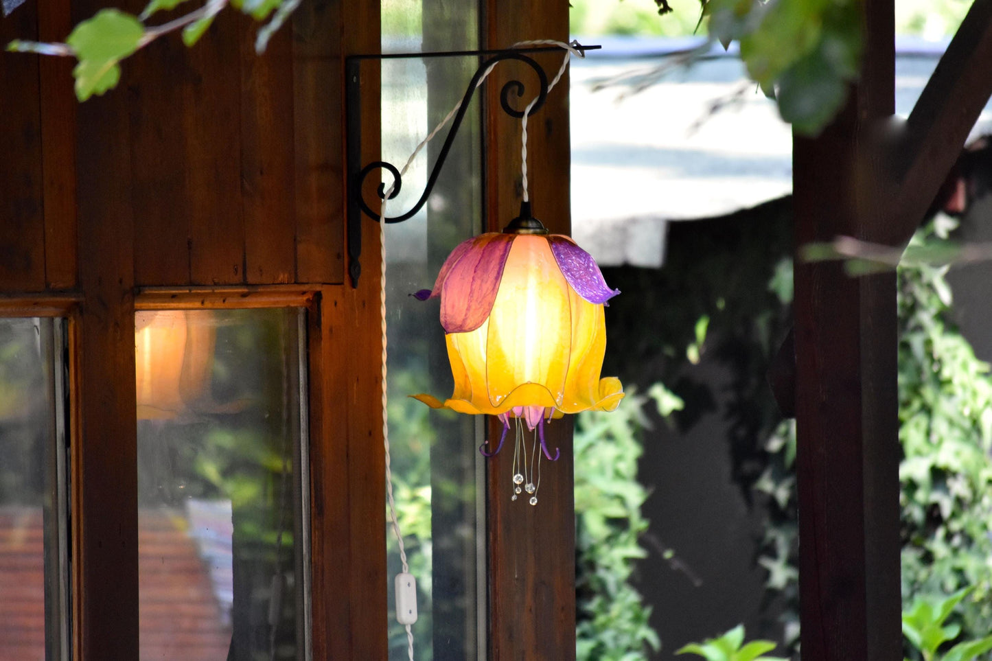 lampada da muro bocciolo di fiore giallo e viola in resina