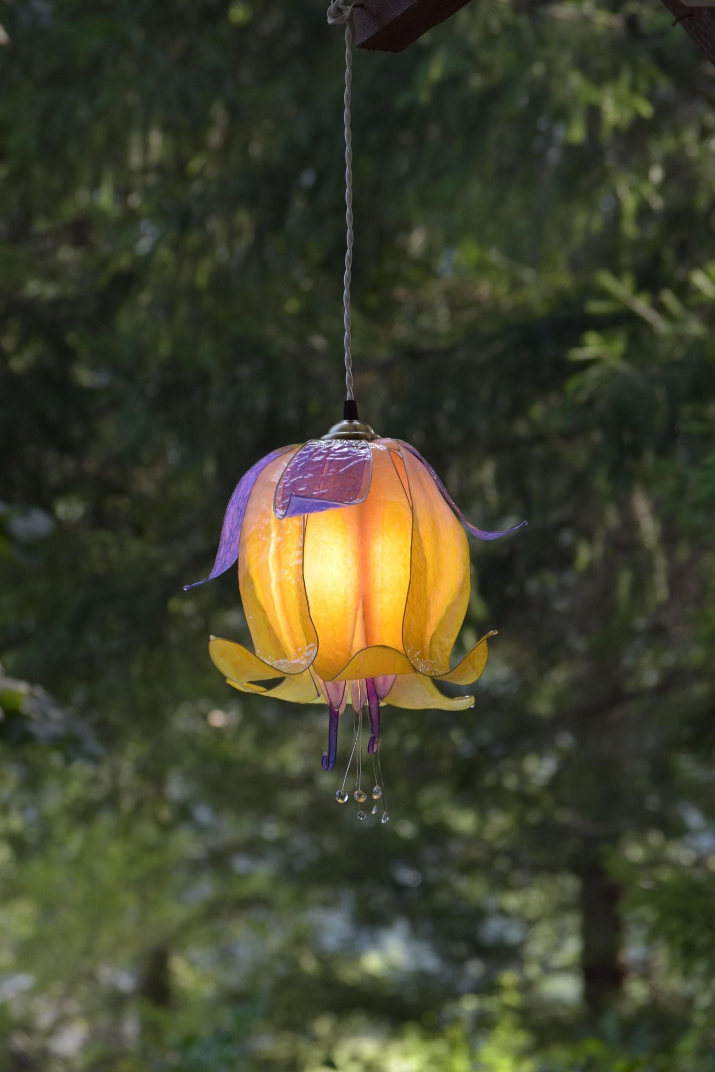 lampada da muro bocciolo di fiore giallo e viola in resina