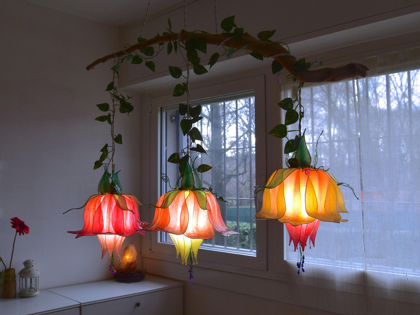 lampada sospensione 3 luci a forma di fiori in resina stile floreale fiabesco
