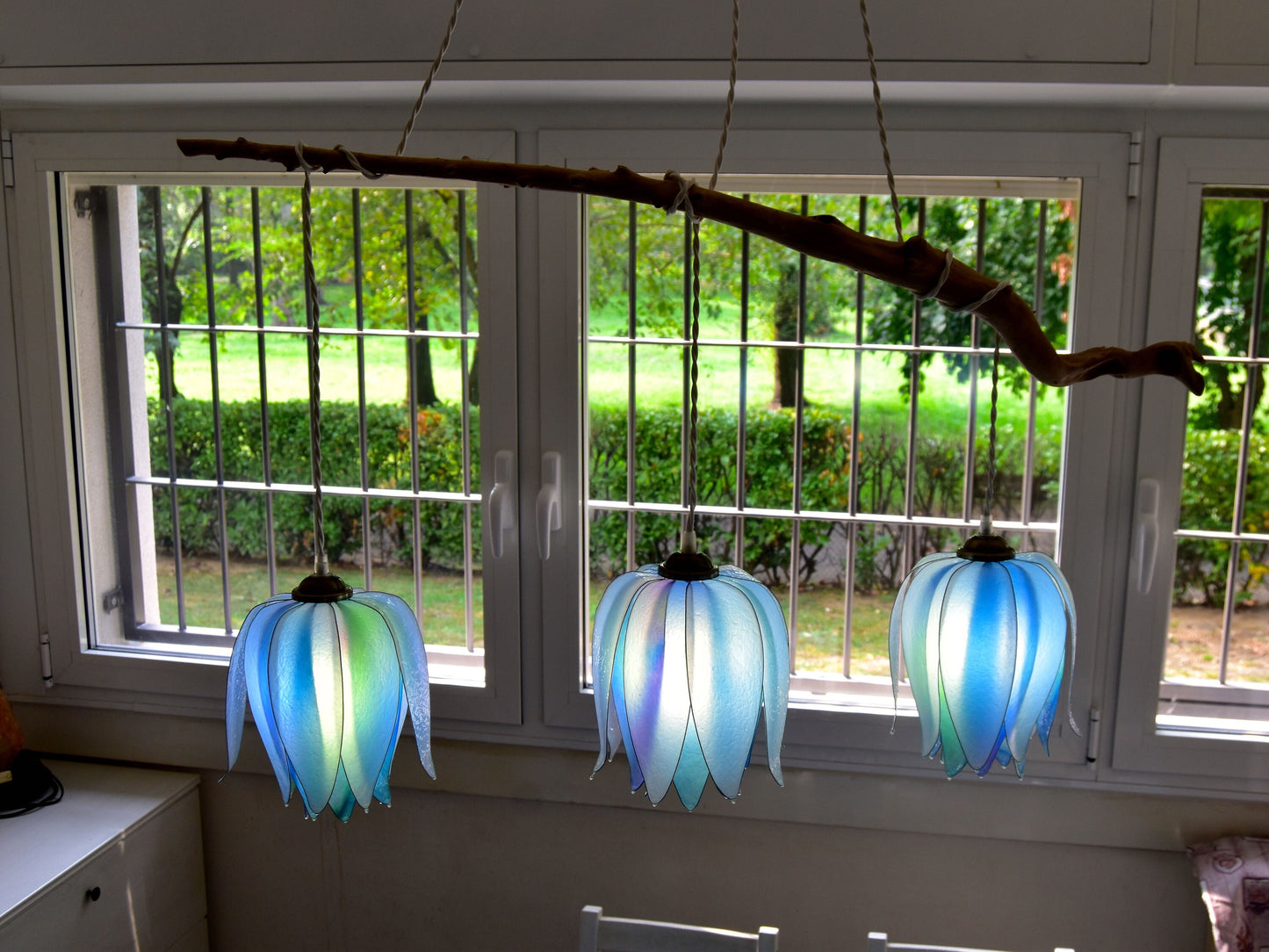 lampada a sospensione 3 luci forma di fiori in resina: ambiente romantico floreale