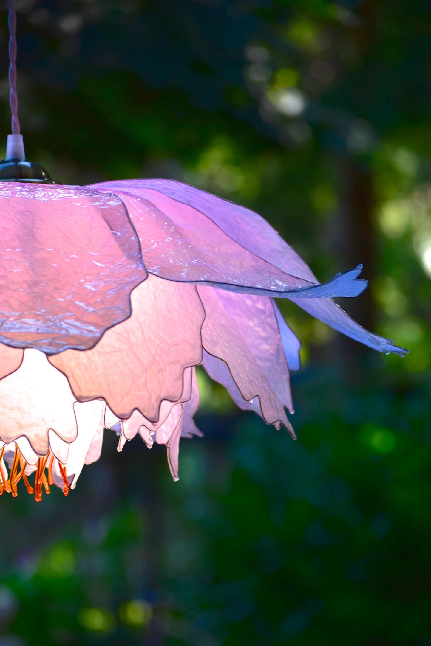 lampada sospensione a forma di fiore rosa bianco delicato dipinto a mano in resina