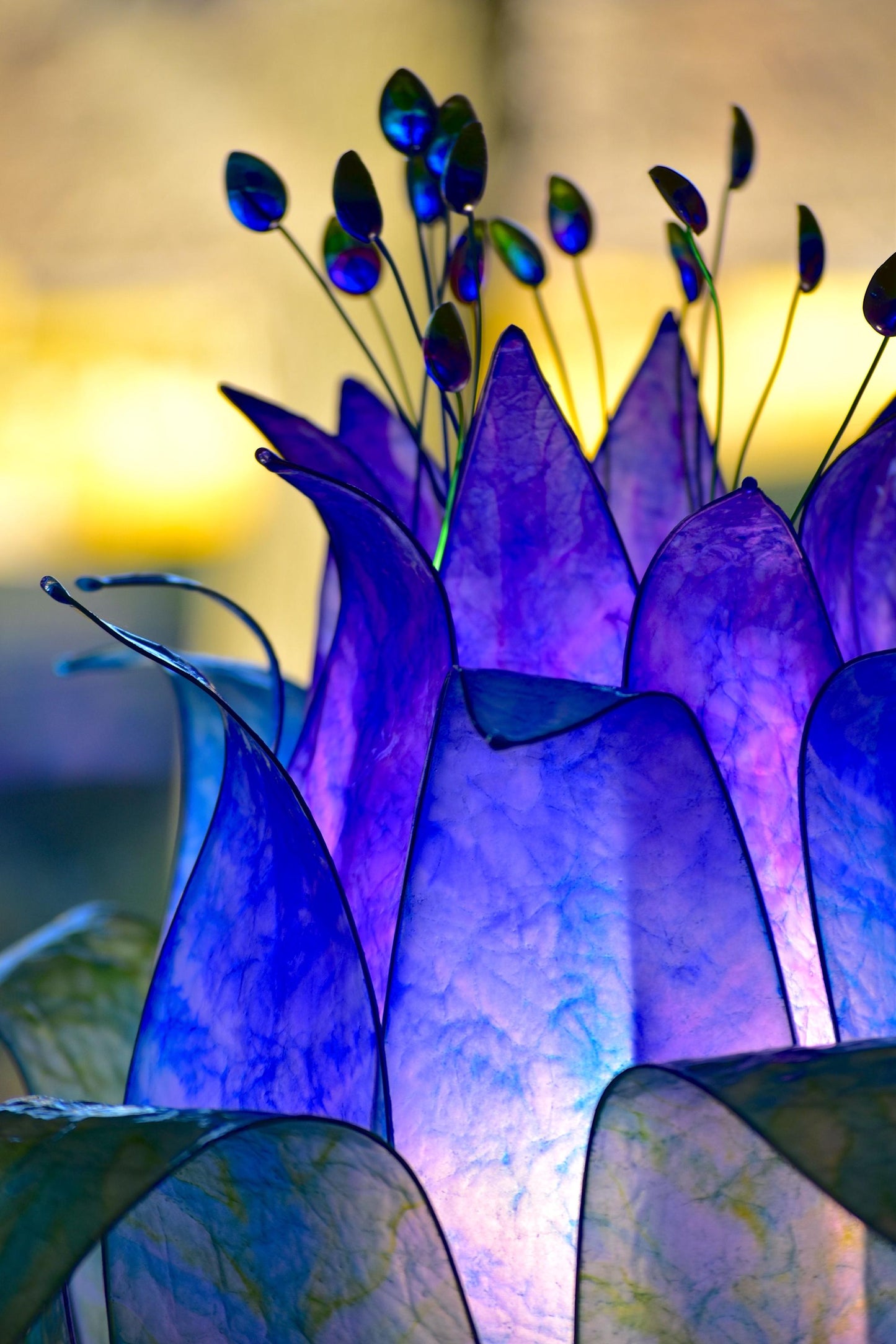 lampada da terra con paralume in resina ispirato alle piume di pavone blu e viola