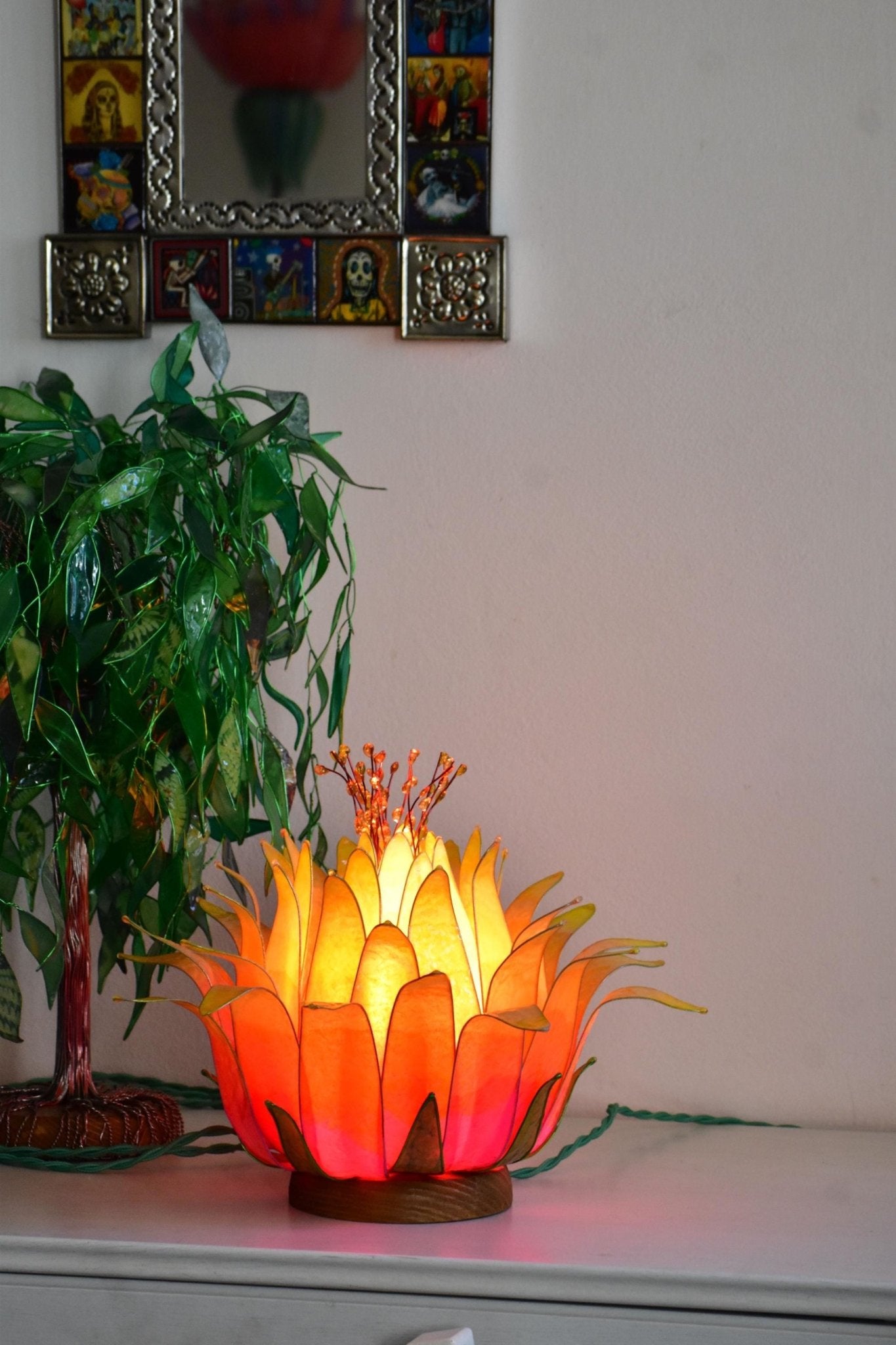 Lampada da tavolo fiore di loto arancione e rosa in resina - Fiorediluce