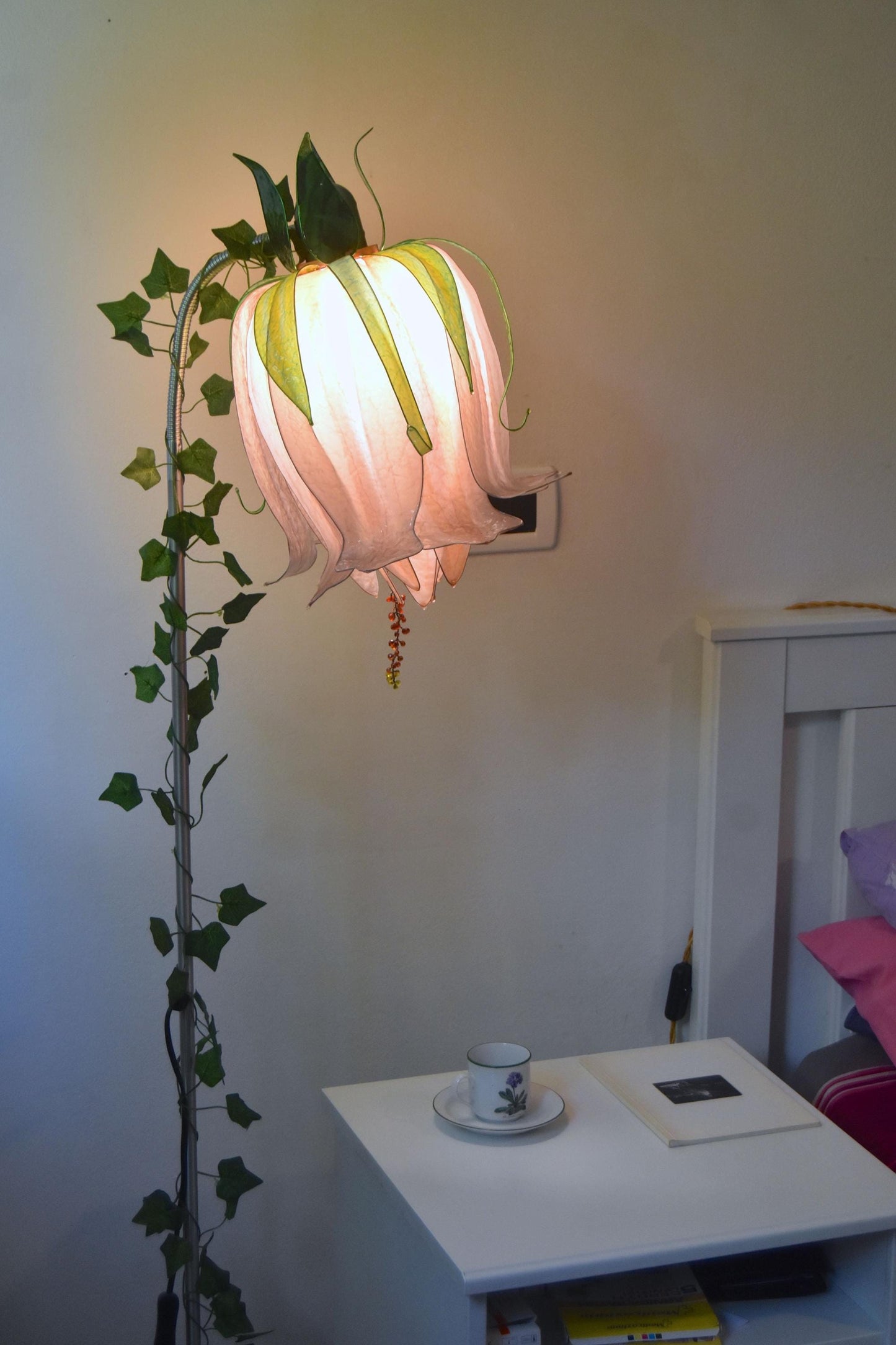 lampada da terra a forma di fiore beige orientabile in resina