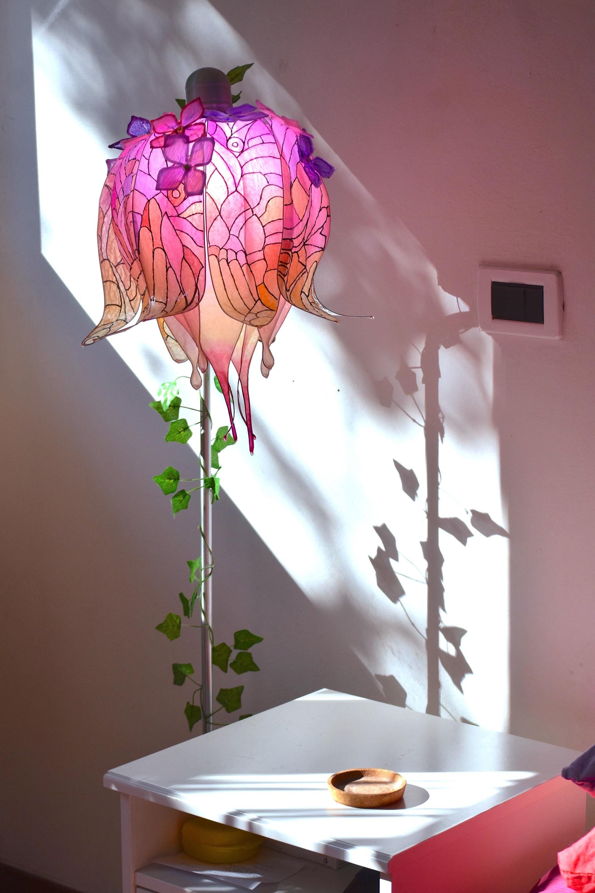 Lampada da terra per lettura a forma di fiore rosa in resina dipinta a mano