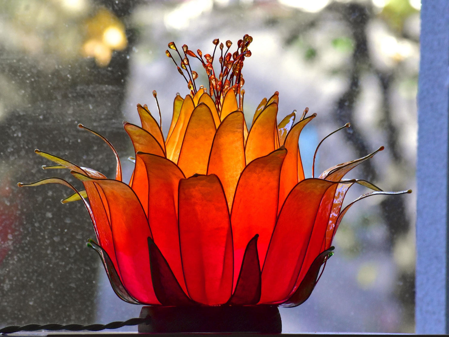 Lampada da tavolo fiore di loto arancione e rosa in resina