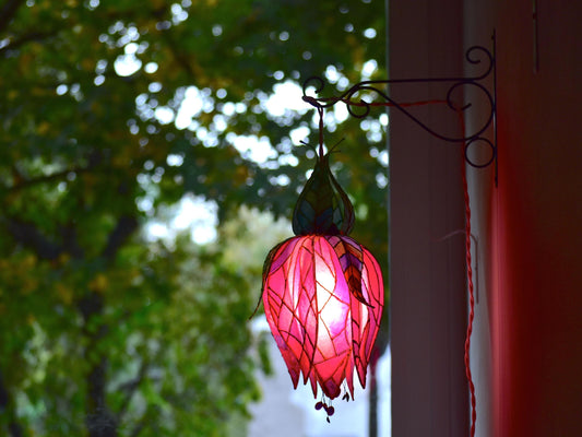 lampada da muro a forma di fiore rosa pendente fatta e dipinta a mano in resina