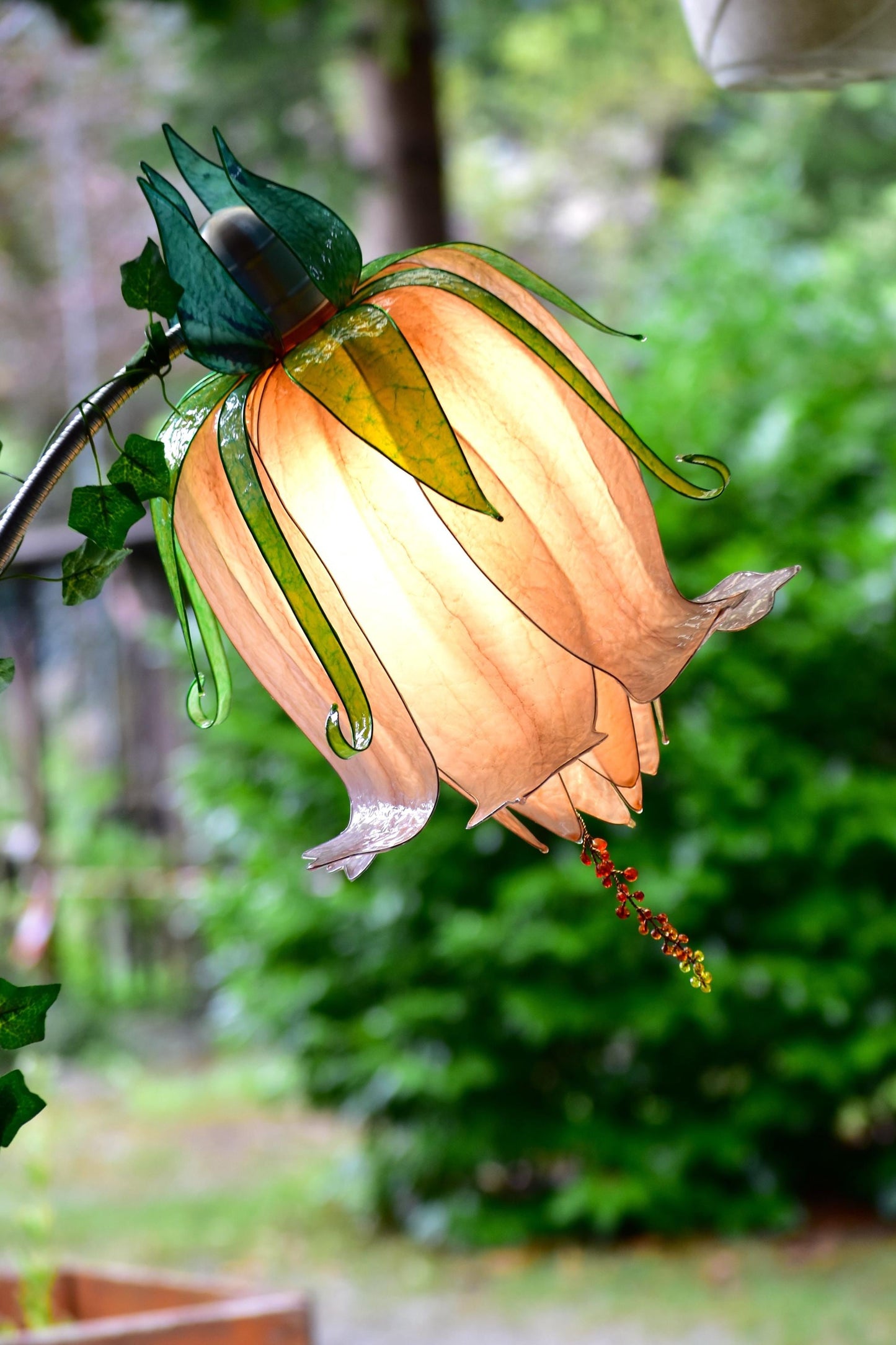 lampada da terra a forma di fiore beige orientabile in resina