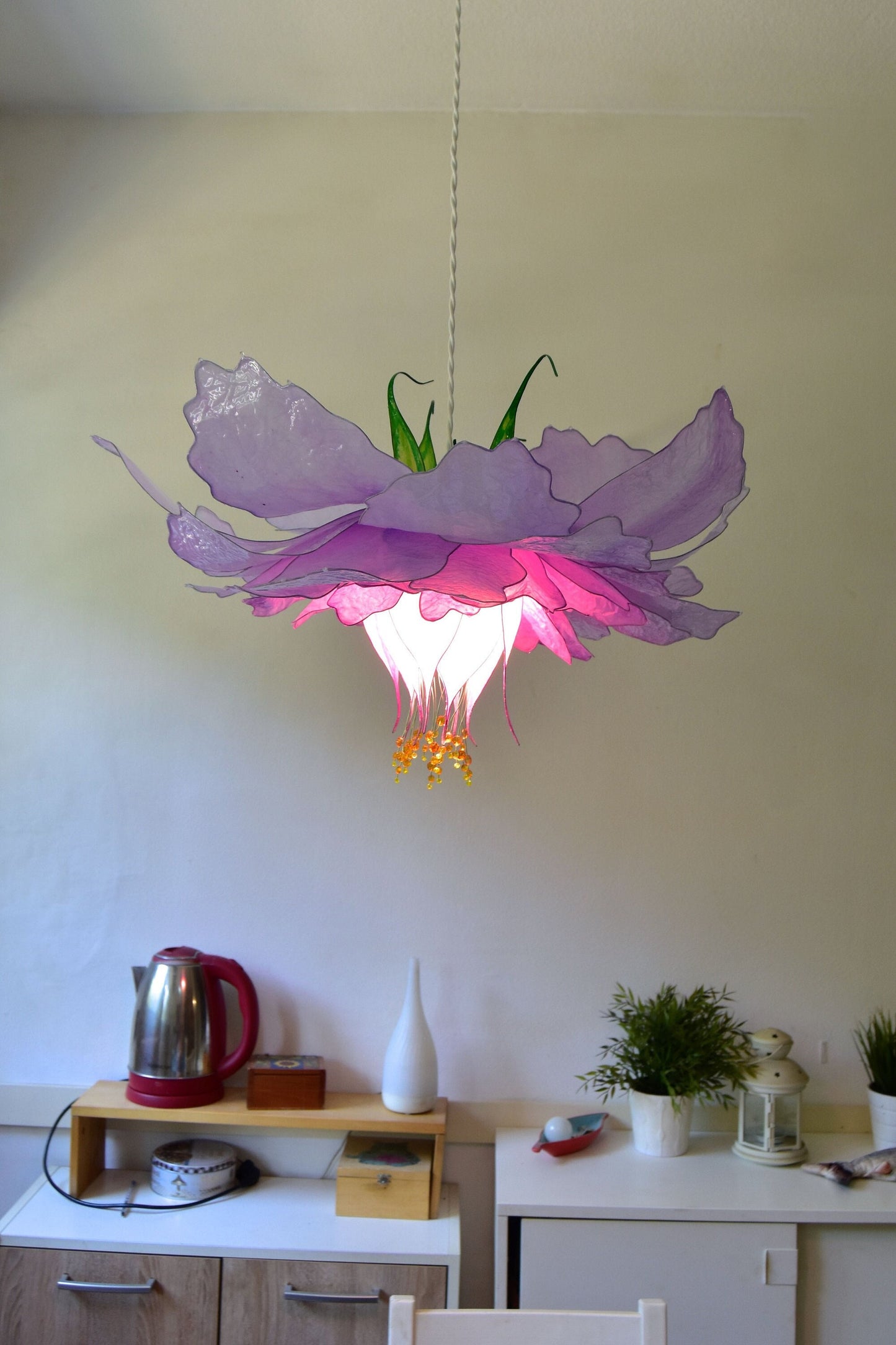 Lampada sospensione fiore viola rosa con 56 petali fatto e dipinto a mano